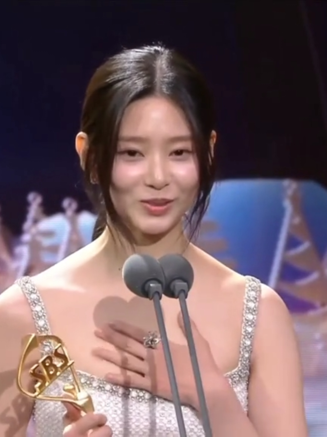 241221 Congratulations to Kim Minju for winning Rookie Actress of the Year Award!🏆🤍 #SBSDramaAwards #kimminju #actress #izone 