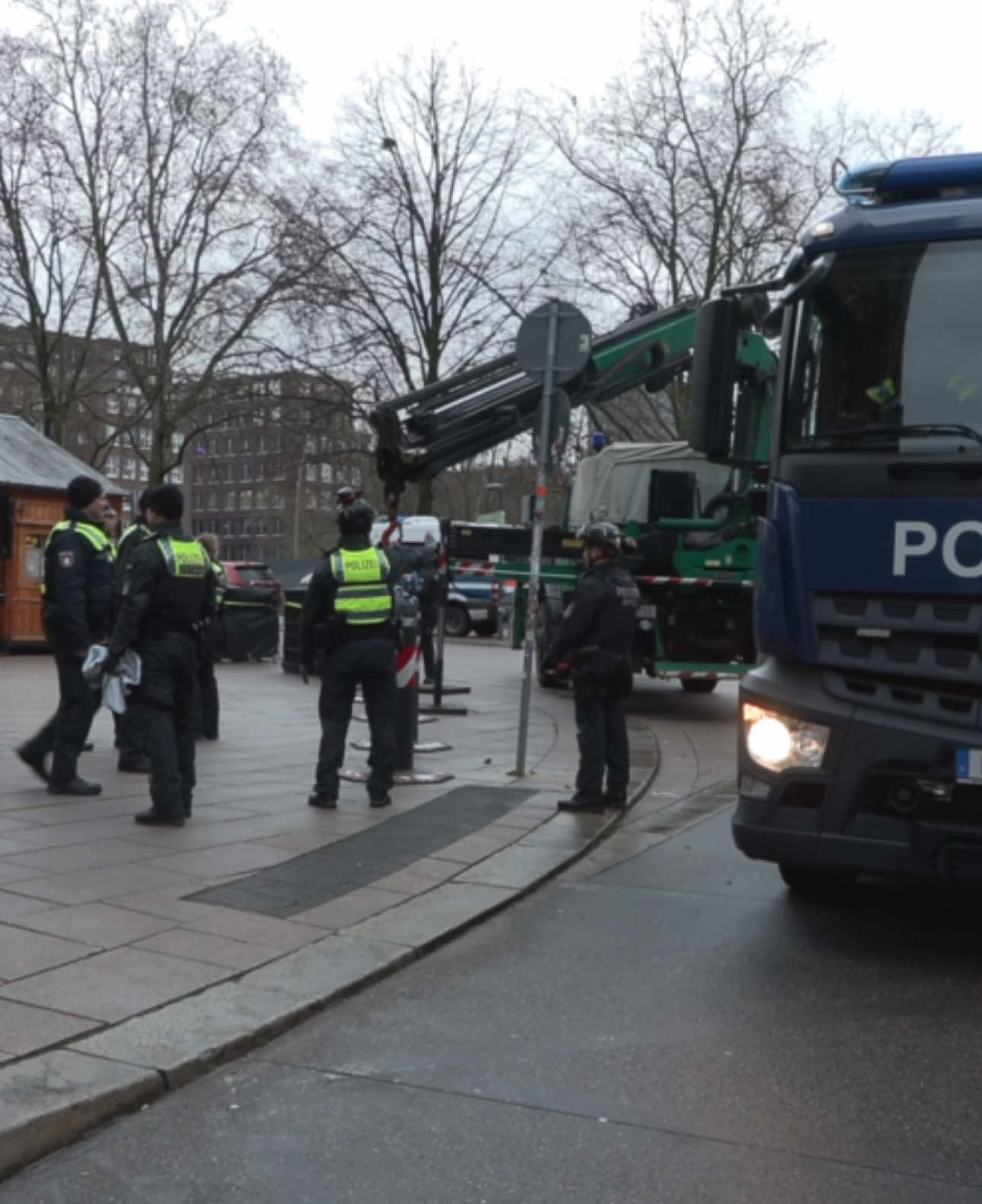 21.12.2024 - Polizei sichert Hamburgs Weihnachtsmärkte verschäft ab - nach den Anschlag in Magdeburg wurden diese Maßnahmen eingeleitet #hamburg #polizei #weihnachtsmarkt #magdeburg #news #fyp #crime #weihnachten 