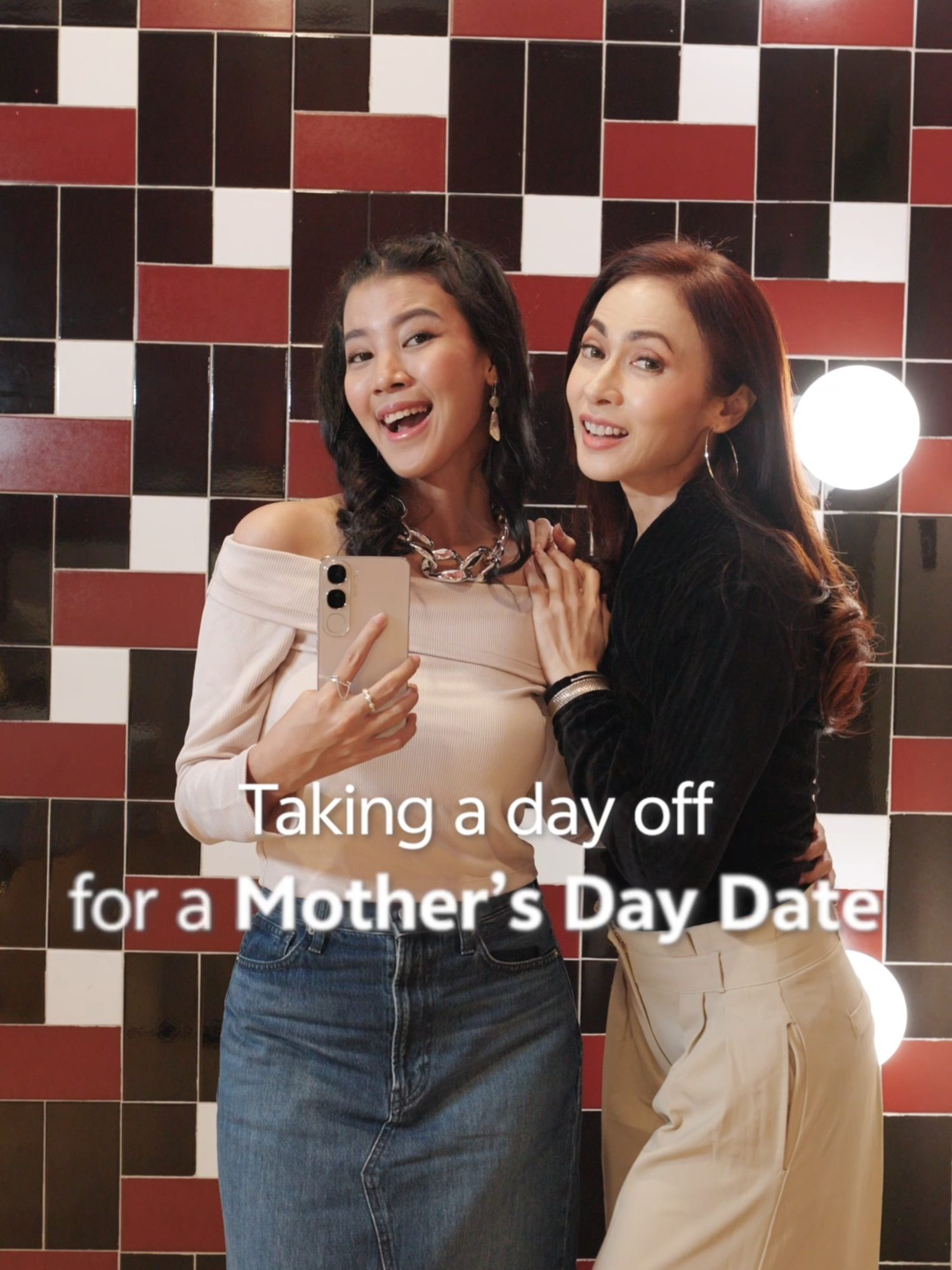 Cherished moments with your mom are priceless ✨💖 #LiteItUp momen spesial, bareng #vivoV40Lite, ada objek yang mengganggu saat foto? Hapus dengan mudah dengan AI Erase. Sekali klik, fotomu pun jadi lebih #LiteItUp🥰