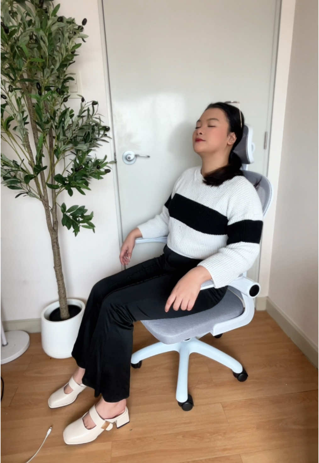 your backs will surely thank you🤍  #ergonomicchair #officechairrecommendation #studychair #graychair #officechair #chairrecommendation #roomchair #gamingchair #koreanchair 