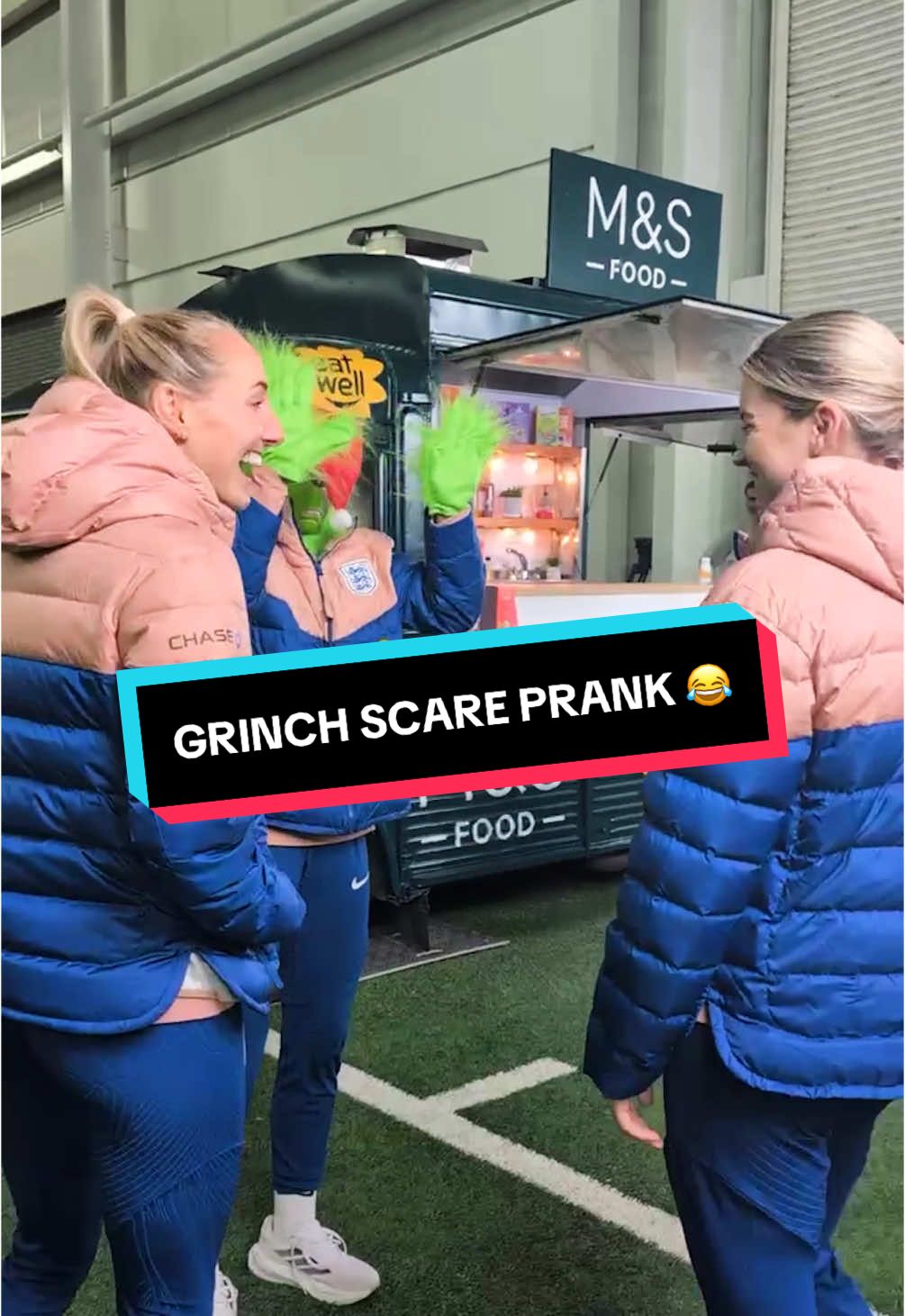 ⚠️ Gracie Grinch out to scare ⚠️ #england #Lionesses #graceclinton #thegrinch 