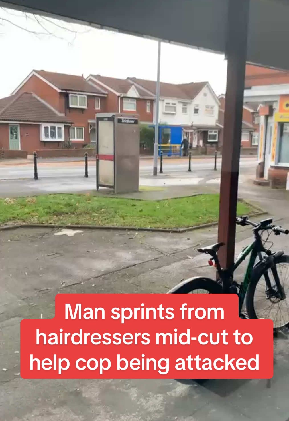 Man sprints from hairdressers mid-cut to help cop being attacked 📹 JAM PRESS #dailymirror #news #warrington #crimetiktok #ukcrime 