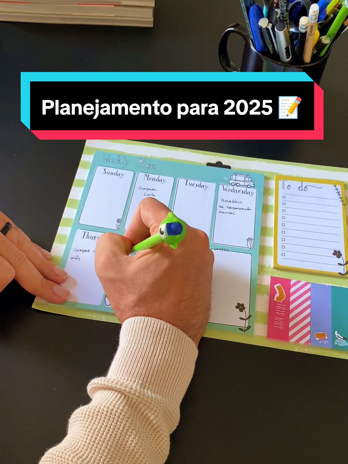 Começou o ano com a meta de ser mais organizado? Vem comigo que vou te mostrar qual planner é a sua cara: o portátil, pra levar pra todo canto, ou o fixo, que é só bater o olho para saber de todas suas tarefas! Bora arrasar na organização com estilo! #planner #plannerinspiration #plannertok #papelaria #journaling #LuDoMagalu #Magalu Código do produto: Planner agenda: hk17b9dg80 Planner Adesivo: df1750a273