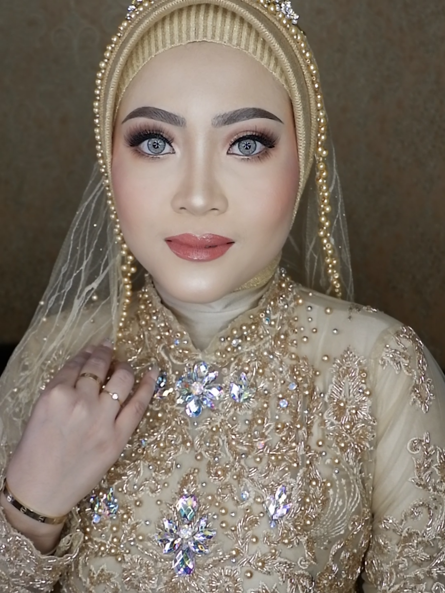 Wedding MakeUp Moslem IG: @rafatha_mua #makeupartistjogja  #makeupartistjogjakarta  #weddingmakeupartist  #weddingjogja  #makeupweddingjogja 