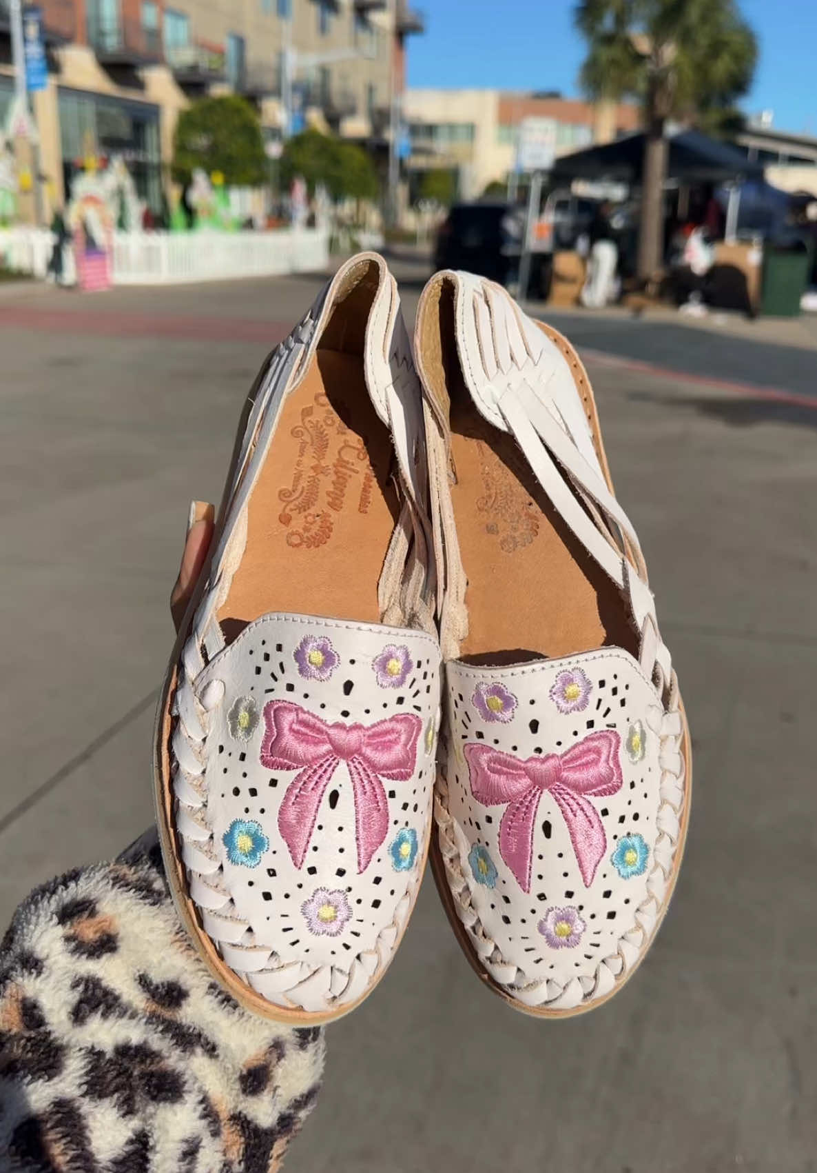 Hello kitty huaraches 💖🎀 @ The Houston Farmers Market (2520 airline dr htx 77009) 10-5pm every Sat & Sun #thehoustonfarmersmarket #houstonfarmersmarket #lamarqueta #lamarketa #marquetahouston #houstonmarket #houstontx #thingstodoinhouston #thingstodoinhoustontx #dayinalifevlog #dayinalifeofabusinessowner #hellokitty #hellokittylover #hellokittyhuaraches #coquette #coquetteesthetic #bowhuaraches #coquetteshoes #coquettehuaraches