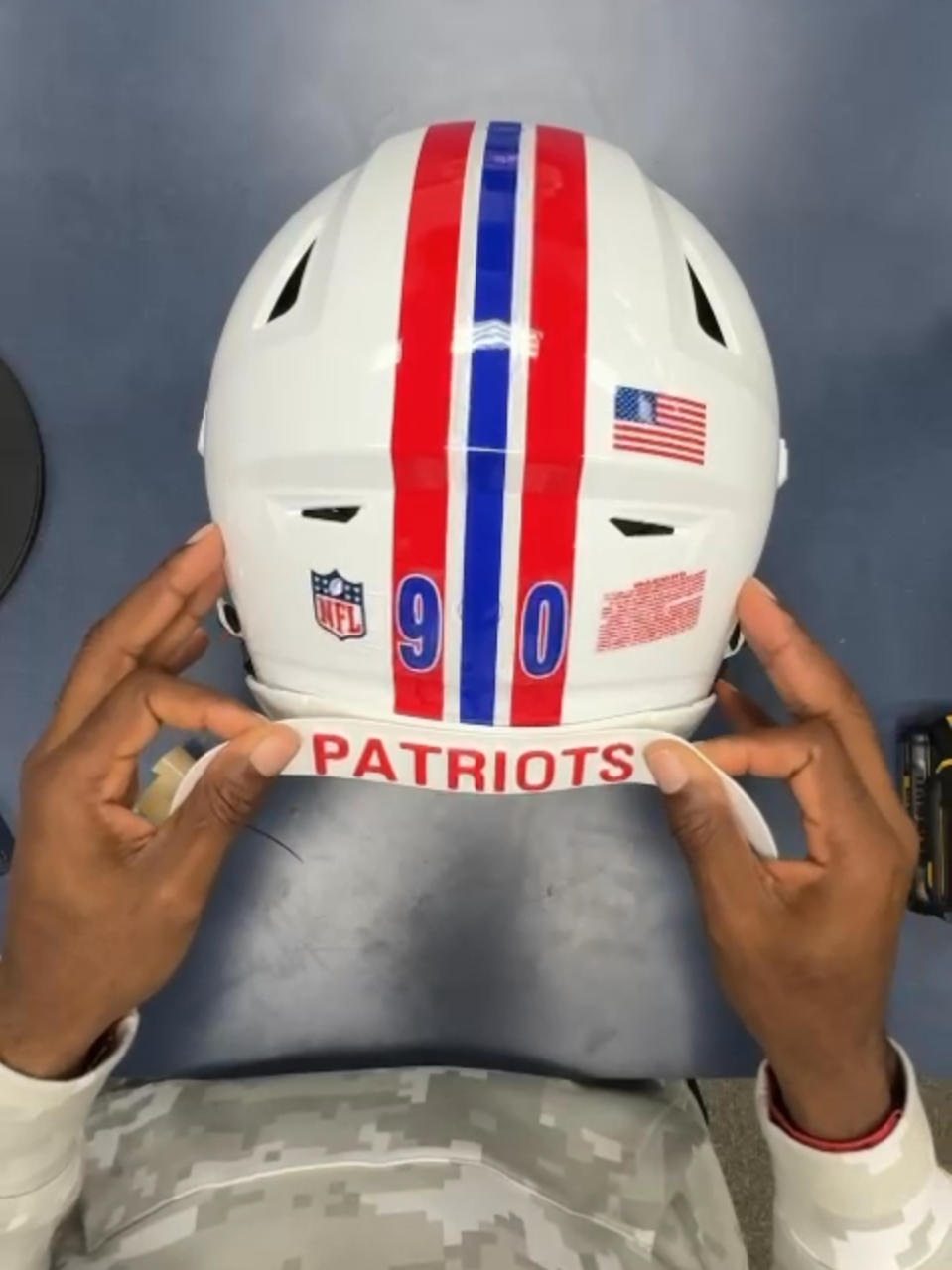 ¡El trabajo soñado de cualquier fan de la NFL! 🏈 🪖 Este video muestra cómo se le ponen las etiquetas a un casco clásico de los Patriotas 🎥 @patriots #Patriots #NewEnglandPatriots #NFL