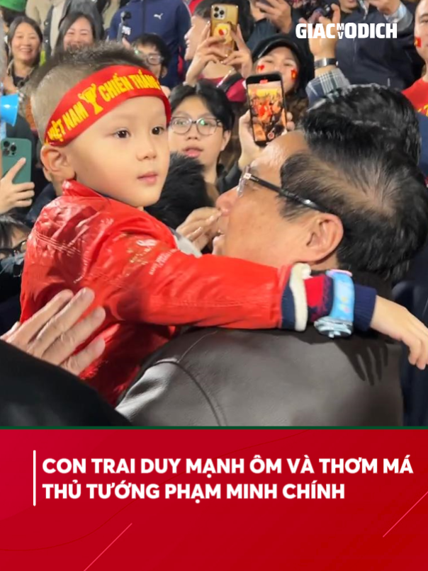 Hai bác cháu tình cảm quá 🥰🥰 #FPTPlay #AseanCup2024 #ASEANUtdFC #Giacmovodich #MitsubishiElectricCup #xuhuong #bongda #vietnam #fyp #phamminhchinh #thutuong #duymanh