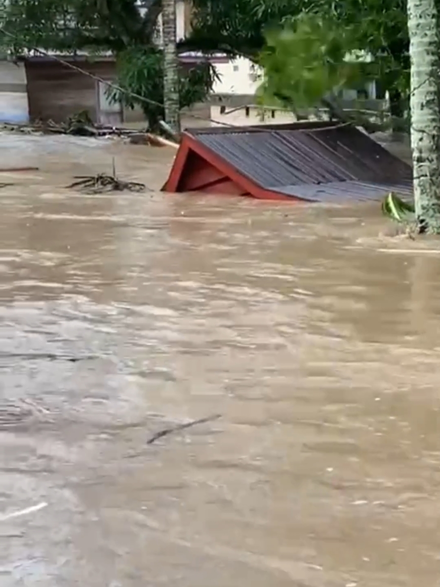 banjir dimana mana  melanda sebagain daerah yang ada di SuL -Sel semoga kita semua dalam lindungan Allah dan airnya semoga cepat surut Aamiin #banjirmaros #banjircamba #banjir #bencanaalam #fyp #viral #jangkauanluasfyp 