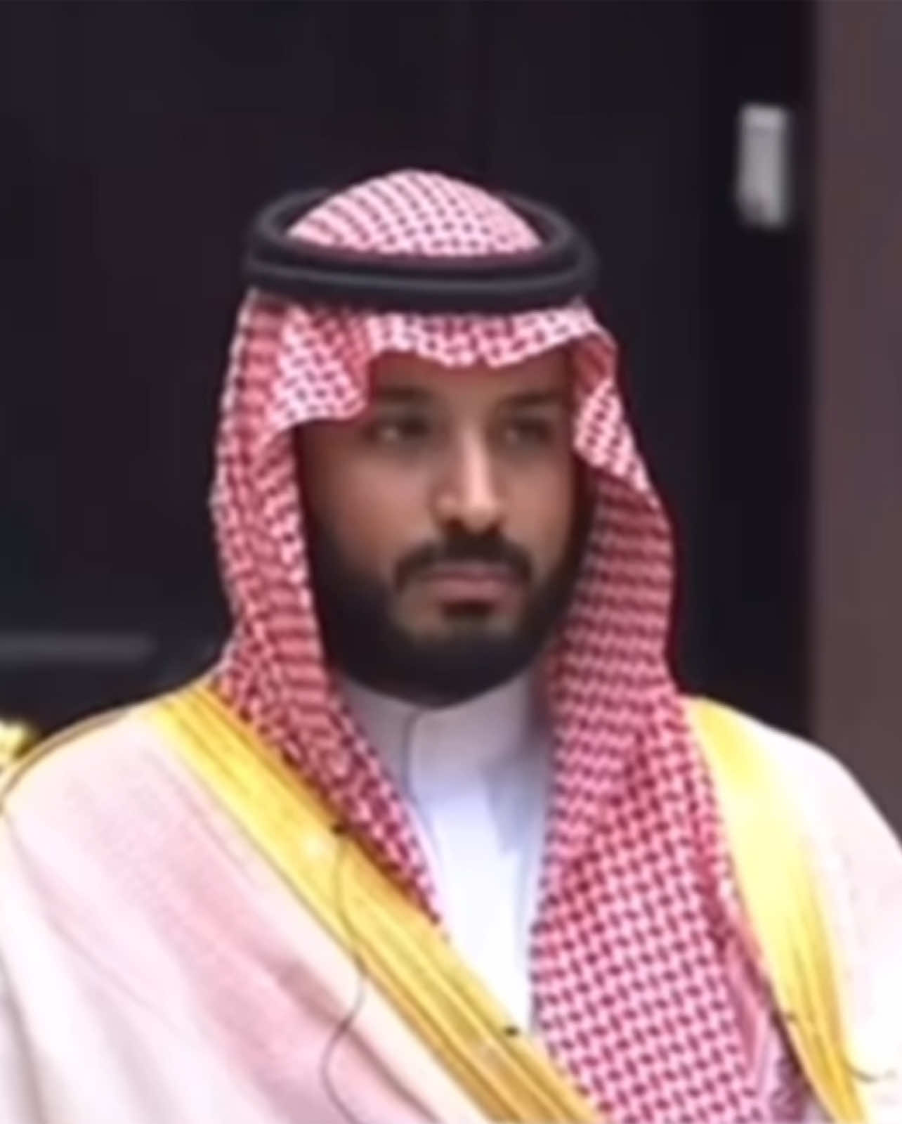 يصغر عيونه يتأكد من الرؤيه .. ناقد ❤️‍🔥                                     هيبة #محمد_بن_سلمان ‏#السعودية 