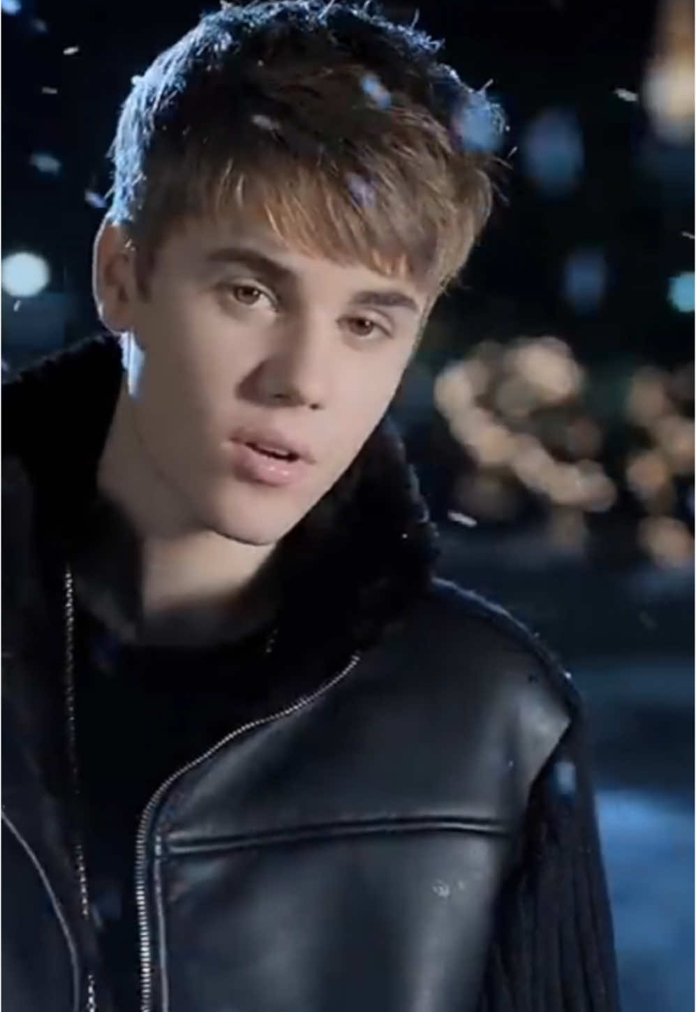 It’s the most beautiful time of the year 🎄 @Justin Bieber’s 2011 Christmas album ‘Under The Mistletoe’ made him the first male artist to debut a Christmas release at No. 1 on the @billboard 200 and the first solo artist to have three No. 1 albums before the age of 18. ❄️ What song from this album is your favorite Christmas throwback? Let us know. #JustinBieber #Mistletoe #UnderTheMistletoe #ChristmasMusic #ChristmasTime 