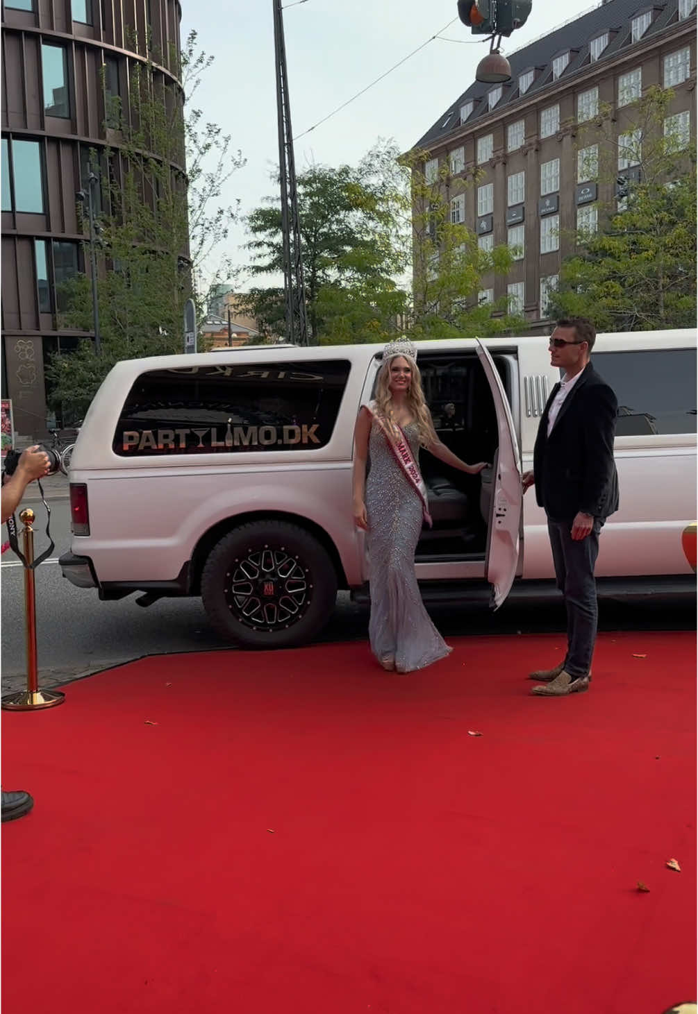 Miss Denmark 2024 - Emma Heyst attended the red carpet premiere of the 20 year anniversary show - Jubilee of Wallmans’ Dinner Party in Cirkusbygningen ✨ Of course she arrived in style with the rest of the Miss Denmark Team in @partylimo.dk 🔥 🌟 Miss Denmark 2024 - Emma Heyst: @emma_heyst  🌟Miss Denmark Organization: @missdanmark.dk 🌟 President & Producer: Lisa Lents @lisalents Special thanks to Emma’s glam team 💫 Make-up by: @slayedbyeda  Hair styling: @hairstylesbyela  Dress: @chicandholland Red Carpet event: @wallmanscopenhagen  @cirkusbygningencph  Red Carpet video: @sladderkongen.dk #MissDanmark2024 #MissDenmark2024 #Cirkusbygningen #MissDenmarkOrganization  #MissDenmark #MissDanmark #Wallmans #BeautyPageant #Pageant #Beauty #Show #RedCarpet #EmmaHeyst #RedCarpet #RødLøber #Limo #PartyLimoDK #Jubilee #wallmansdinnershow #NationalDirectorLisaLents #fyp #foryou #viral #Tiktok #trending #trendingvideo #💚💚💚 #viralvideo #trend #fypage #Video #tiktoklover #explore #tiktokviral #Followme #tik_tok #viralvideos #ForYouPage @Emma Heyst 