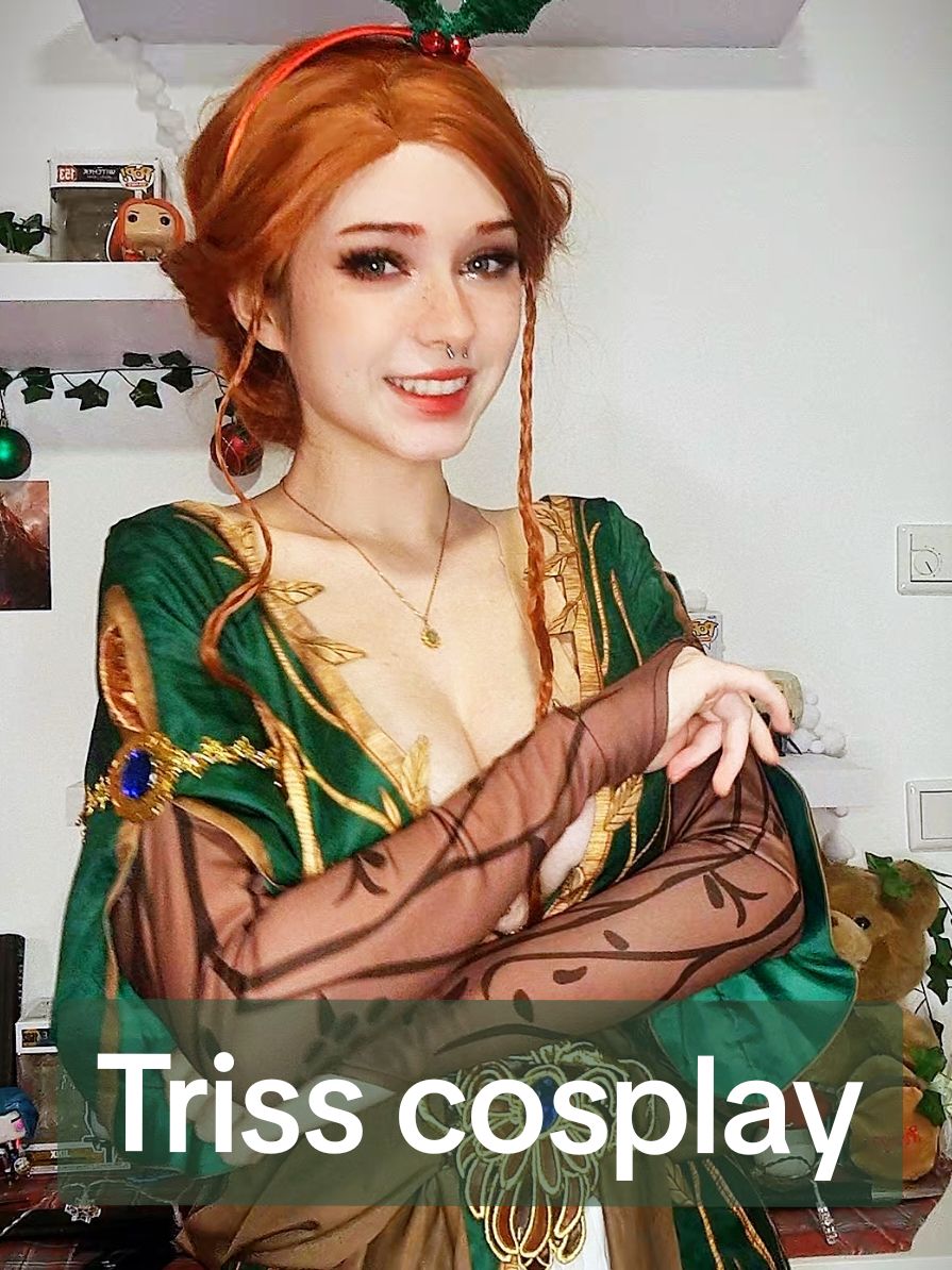 Anything you wish to find under the tree? 🎄 perhaps triss merigold?🔥 #cosplay #thewitchercosplay #thewitcher3cosplay #thewitcher3 #trissmerigoldcosplay #trisscosplay 