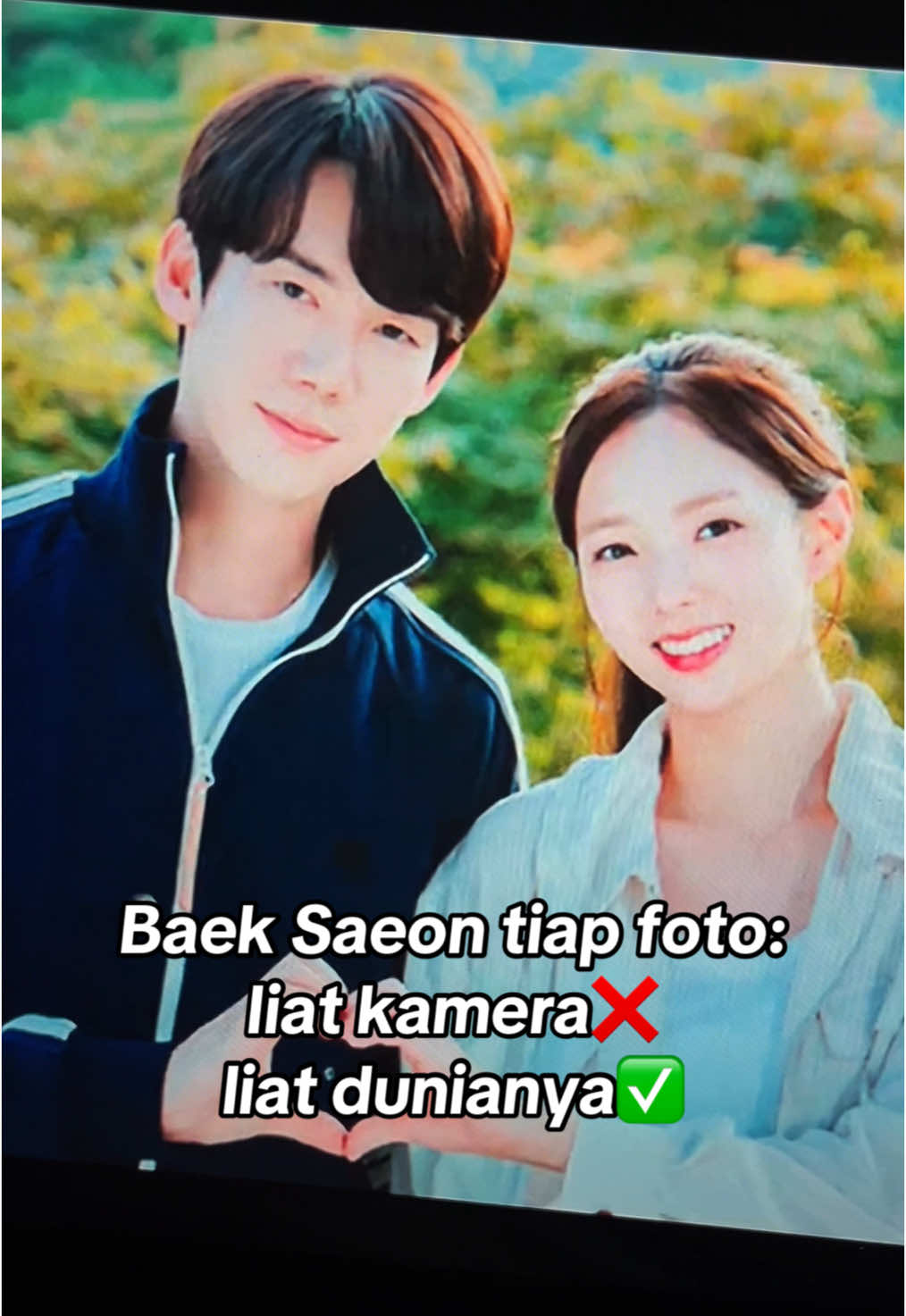 dari banyaknya foto isinya dia ngeliatin istrinya😭 hong heejoo kamu sangat dicintai sebegitu besarnya😭 #kdrama #whenthephonerings #whenthephoneringskdrama #yooyeonseok #chaesoobin #kdramalover #foryou #fyp #tiktoktainment #bahastontonan 