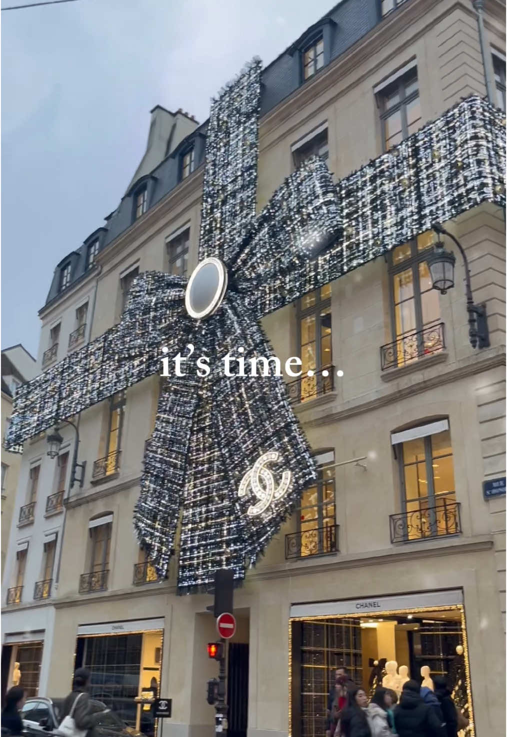 #CapCut it’s timmme 3 days away feom Christmas #christmas #noel #paris #dior #decorationnoel #christmastiktok #parislifestyle #december #DecemberTreats #parisian #Lifestyle #partytime #party #positivevibes #newyear #newgoals 