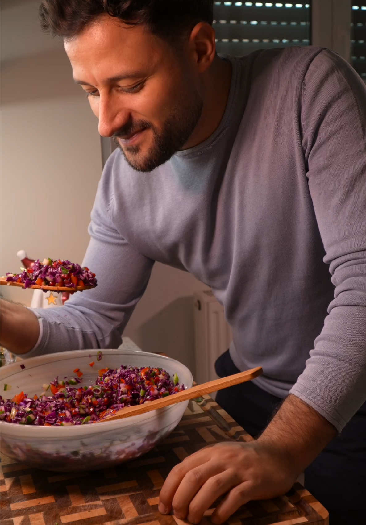 Rotkohlsalat für die Weihnachtstage! Frisch, gesund und voller Farbe! 😍 Dieser Rotkohlsalat mit Granatapfel und einem fruchtigen Dressing ist der perfekte Begleiter für dein festliches Menü. Einfach zuzubereiten und super lecker! Was du brauchst? 1/2 Rotkohl 1 Paprika 1/2 Gurke 4 Stk. Frühlingslauch 1/2 Granatapfel Etwas frischer Koriander (gehackt) Für das Dressing: Saft aus einer Orange 3 EL Olivenöl 2 EL Kräuteressig 2 EL Granatapfelsirup 2 EL Honig Salz & getrocknete Minze Alles klein schneiden, das Dressing anrühren, vermengen – und schon bist du fertig! Nachmachen & schmeggen lassen! #weihnachtsessen #rotkohlsalat  #veganfood #christmassalad   #EasyRecipe #veggie #kochen #fyp 