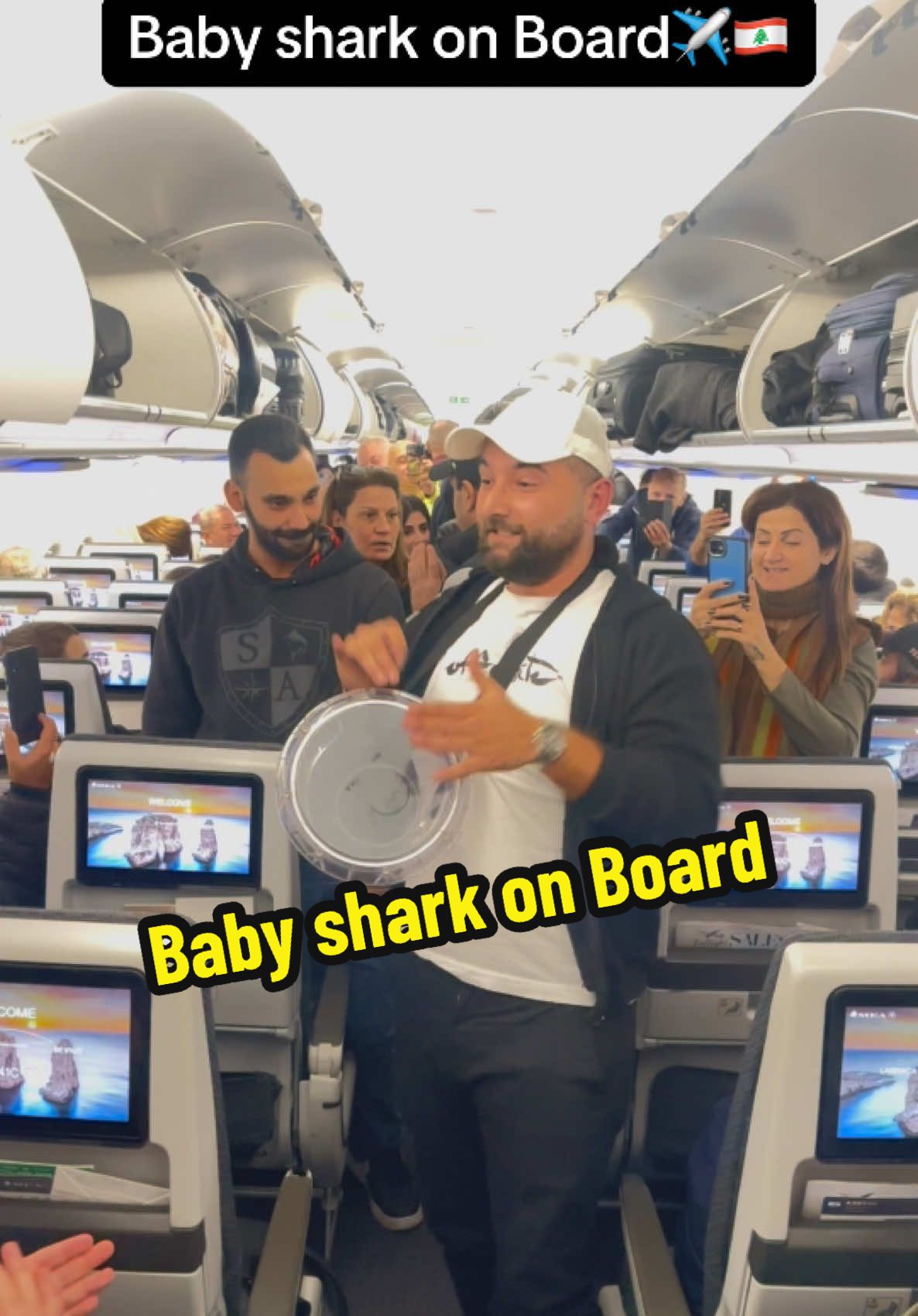 Baby shark on Board ✈️🇱🇧 #midobirjawi #viralvideo #123rou7 #tiktokmusic #lebanontiktok #meaairlines #onboard @Middle East Airlines 