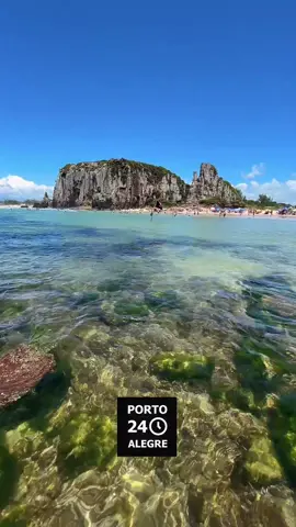 Seja muito bem-vindo, verão!  Vídeo desta manhã de sábado, na praia da Guarita, em Torres, no Litoral Norte do Rio Grande do Sul.  📽 @marpedro_ #torres #verao #litoralnorte #praia #rs #riograndedosul 