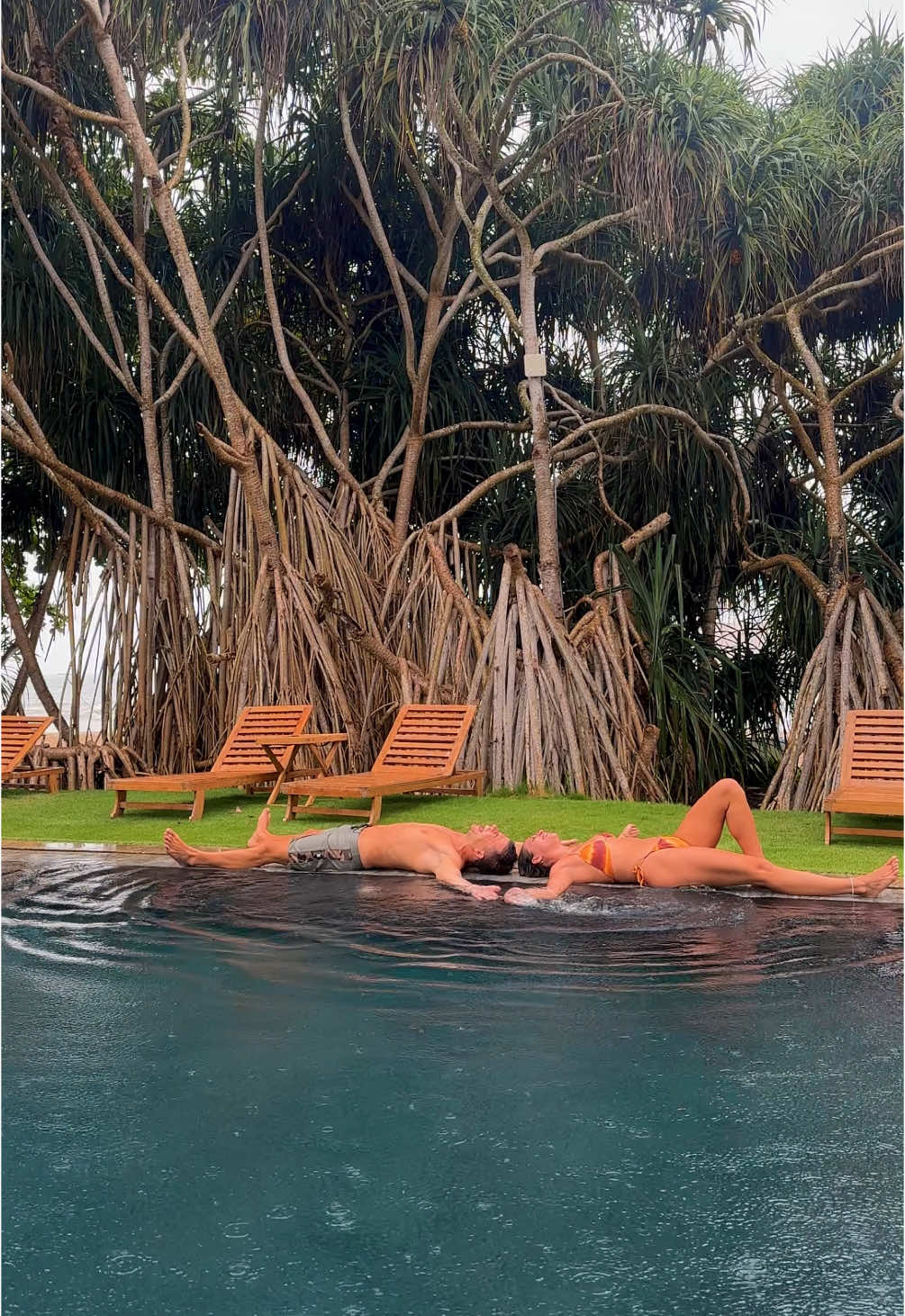 ❤️‍🩹⛈️🌴 #travelcouple #rain #happykids #srilanka #tropical #couple #couplegoal #travel #traveltiktok 