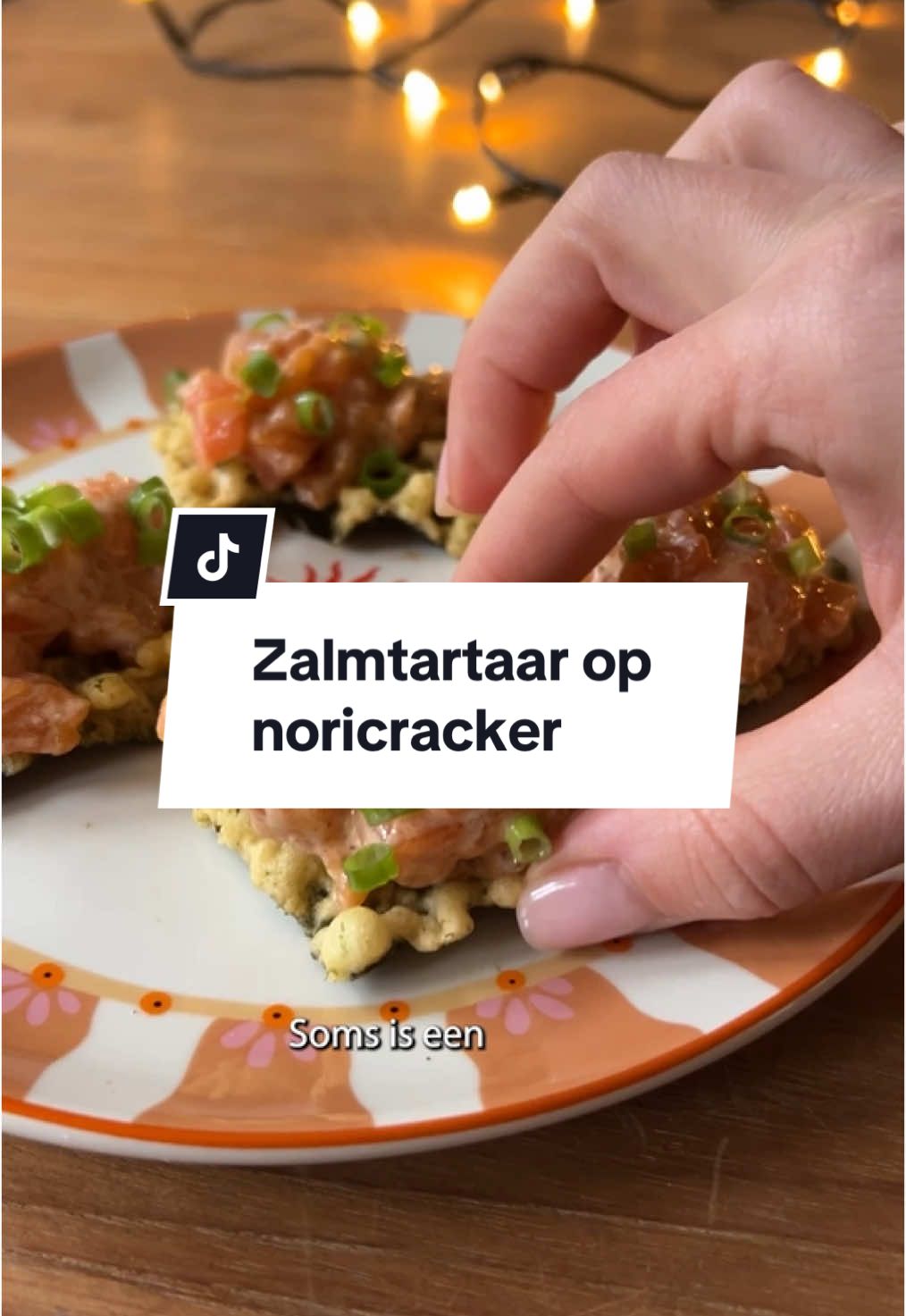 Zalmtartaar op wasabicracker voor 8 personen 200 g zalmfilet 1 el kewpie mayonaise  1 tl sesamolie 1 tl srirachasaus 1/2 limoen, rasp 1 el sojasaus 1 bosui, in ringen  wasabicrackers Snijd de zalm in blokjes en meng met kewpie, sesamolie, srirachasaus, limoenrasp, sojasaus en bosui.  Leg een eetlepel zalmtartaar op een wasabi cracker en garneer met bosui. #voorjou #vjp #kerst #amuse #zalm #appetizer #christmas #FoodTok #nori #wasabi #kewpie #snack #makkelijk #recept 