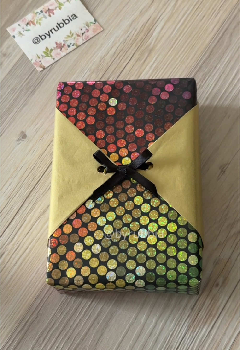 How to wrap a gift  #fyp #gift #giftideas #wrapping #wrappinggifts #tutorial #byrubbia #hacks #DIY #giftwrapping #tipsandtricks #celebration 