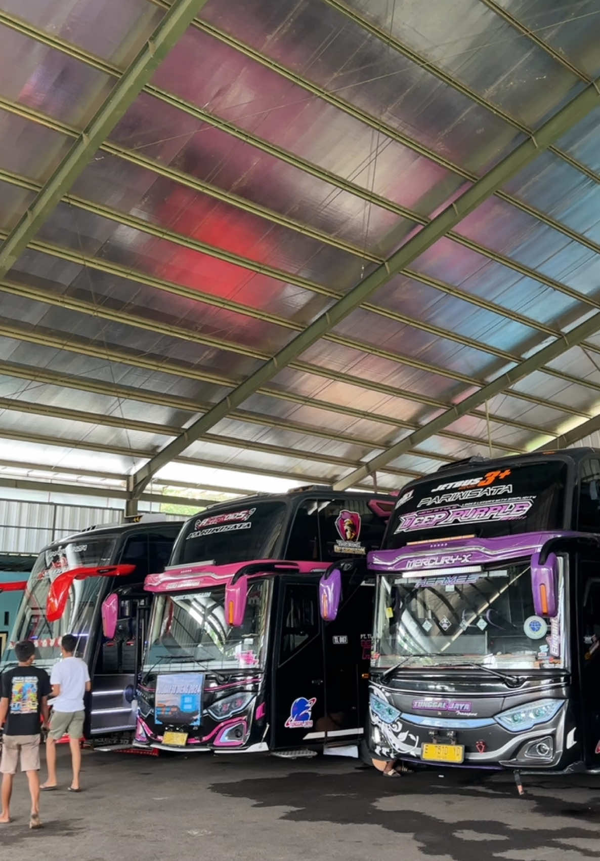 Ini dia artisnya Bus Kuningan 😍😎@TUNGGAL JAYA #tunggaljayatransport #tunggaljaya #tunggaljayablackpink🤙 #bus #buskuningan #busartis #artisbus #buspariwisata #kuningan #busindonesia #fyp #xyzbca #planetbus 