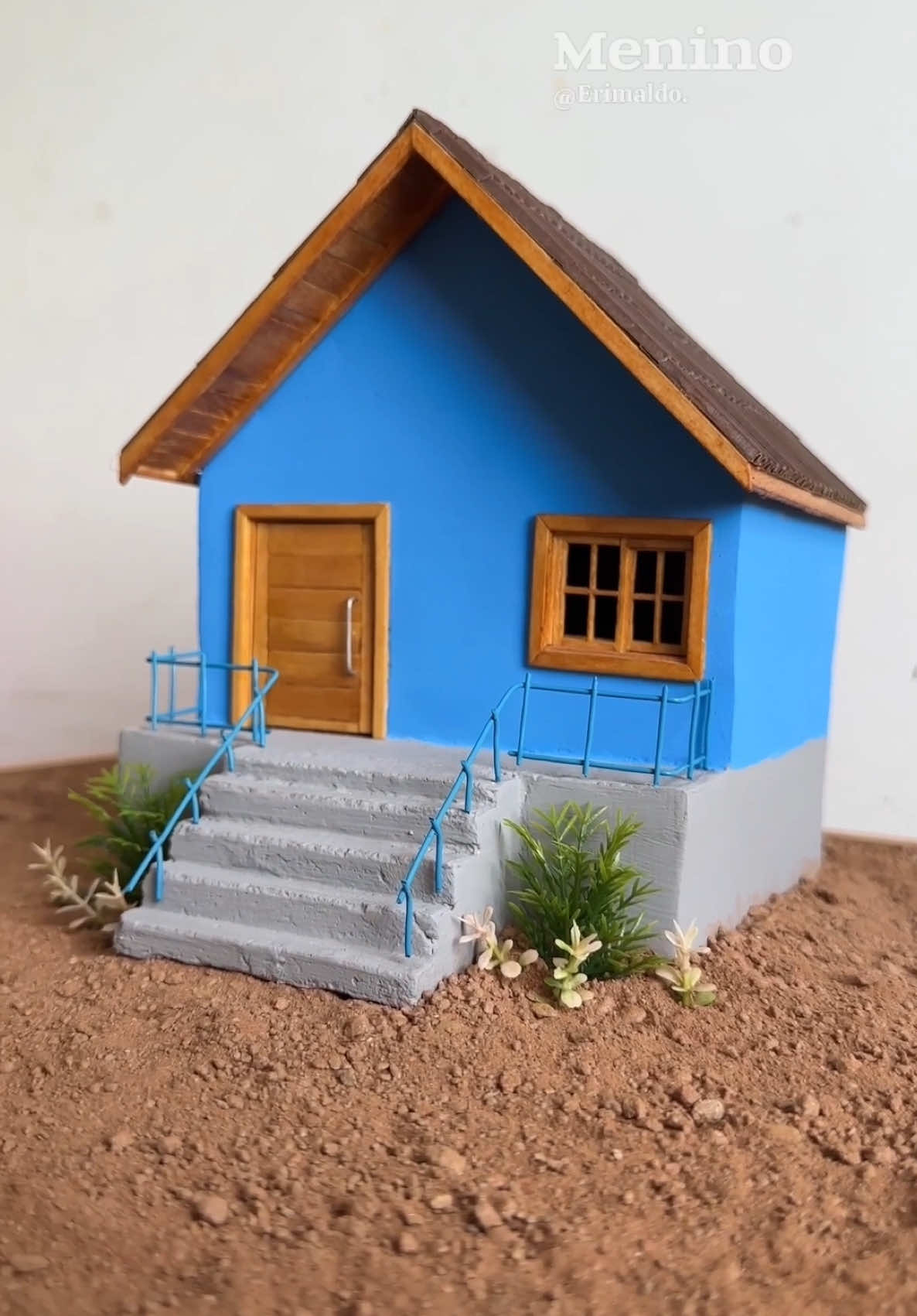 Casa,chalé rústico com porão e portas de madeira. arquitetura civil rústica e casa moderna.