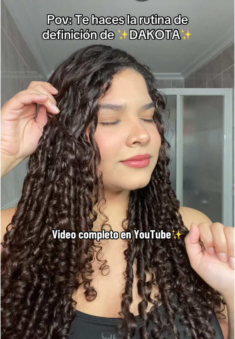 Pov: sigues la rutina de definición de la reina @Dakota ✨✨ El video completo lo encuentras en mi canal de YouTube @lajulicurly Link en mi Biografía ♥️ #rizos #rizada #rizadas #rizosperfectos #rizosnaturales #curly #curlyhair #curlyhairtutorial #dakota #rutinaderizos #rizosdefinidos #definicion 