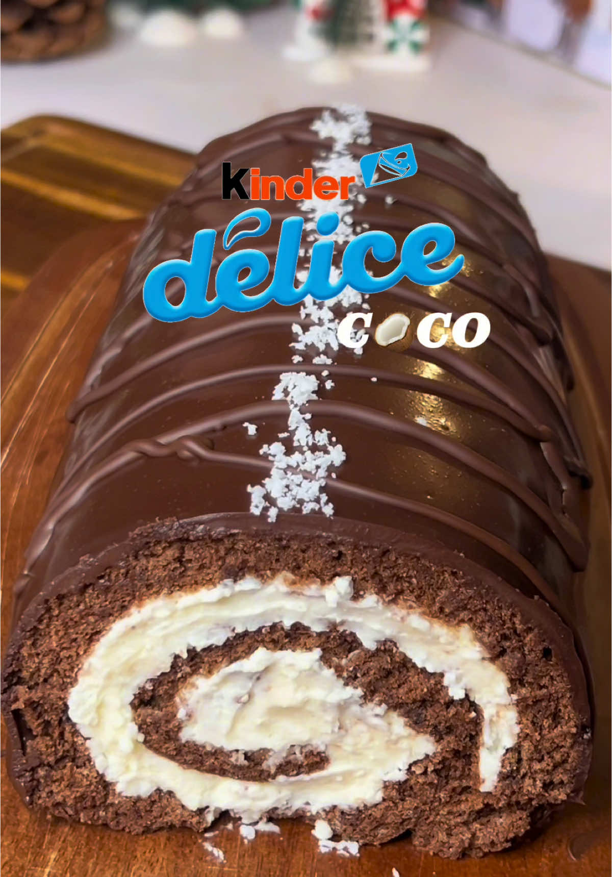 ✨Bûche Kinder Délice Coco🥥✨  La dernière de l’année 2024 😊  Pour la génoise : 📝Ingrédients : 	•	120 g de sucre 	•	4 œufs 	•	90 g de farine 	•	30 g de cacao en poudre 	•	1/2 cuillère à café de levure chimique 	•	1 cuillère à soupe d’huile (ajoutée hors caméra) Étapes : 1️⃣ Battre les œufs et le sucre : 	•	Dans un grand bol, cassez les œufs et ajoutez le sucre. 	•	Fouettez au batteur électrique à vitesse élevée pendant 5-6 min jusqu’à ce que le mélange triple de volume et devienne mousseux. 2️⃣ Incorporer les ingrédients secs : 	•	Tamisez ensemble la farine, le cacao en poudre et la levure chimique. 	•	Incorporez-les délicatement à l’aide d’une spatule pour conserver l’aération de la pâte. Ajoutez l’huile et continuer de mélanger délicatement.  3️⃣ Cuisson : 	•	Étalez la pâte sur une plaque recouverte de papier cuisson. 	•	Faites cuire dans un four préchauffé à 180°C (chaleur tournante) 8-10minutes environ. 	•	Une fois cuite, roulez immédiatement la génoise dans un torchon propre légèrement humide et laissez-la refroidir. ✨Pour la crème mascarpone et noix de coco : 📝 Ingrédients : 	•	250 g de mascarpone 	•	200 ml de crème liquide entière (bien froide) 	•	50 g de noix de coco râpée 	•	3 cuillères à soupe de sucre glace Étapes : 1️⃣ Préparer la crème : 	•	Fouettez la mascarpone, avec la crème, la noix de coco et le sucre glace pour obtenir une crème ferme. 	•	Déroulez la génoise refroidie et étalez une couche généreuse de crème mascarpone à la noix de coco. 	•	Roulez la génoise bien serrée pour former une bûche. Enveloppez-la dans du film alimentaire (optionnel) et placez-la au frais pendant au moins 1 heure. ✨Pour le nappage au chocolat : 📝 Ingrédients : 	•	200 g de chocolat noir 	•	190 ml de crème liquide entière 	•	50 g de beurre Étapes : 1️⃣ Préparer la ganache : 	•	Faites chauffer la crème liquide jusqu’à frémissement et versez-la sur le chocolat noir coupé en morceaux. 	•	Mélangez pour obtenir une ganache lisse. 	•	Incorporez le beurre et mélangez jusqu’à ce que la ganache soit brillante. 2️⃣ Napper la bûche : 	•	Une fois refroidie, retirez le film plastique et placez la bûche sur une grille. 	•	Versez la ganache au chocolat encore liquide par-dessus en la faisant couler sur tout les côtés de façon uniforme. Réservez au frais 30minutes.  3️⃣ Créer les motifs Kinder Délice : 	•	Faites fondre quelques carrés de chocolat noir dans un bol (au micro-ondes ou au bain-marie). 	•	À l’aide d’une poche à douille fine (ou d’un sac congélation coupé à l’extrémité), réalisez des zigzags ou des motifs en fines lignes sur le dessus de la bûche pour imiter le design des Kinder Délice. 4️⃣ Ajout de la noix de coco : 	•	Avant que le chocolat des motifs ne durcisse, saupoudrez légèrement la bûche de noix de coco râpée. Réservez au frais 1h avant de servir.  #buchedenoel #buchekinderdelicecoco #buchekinder #christmas #christmasloaf #fetedefindannee #ideedessert 