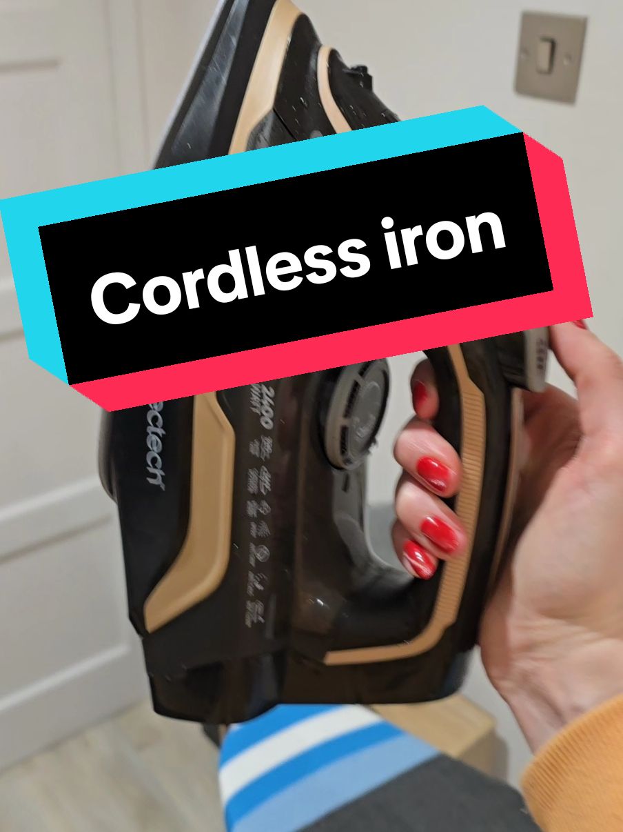 Cordless iron on tiktokshop test and review 🌟🎉 #iron #cordlessiron #tiktokmademebuyit #homeandliving #CleanTok 