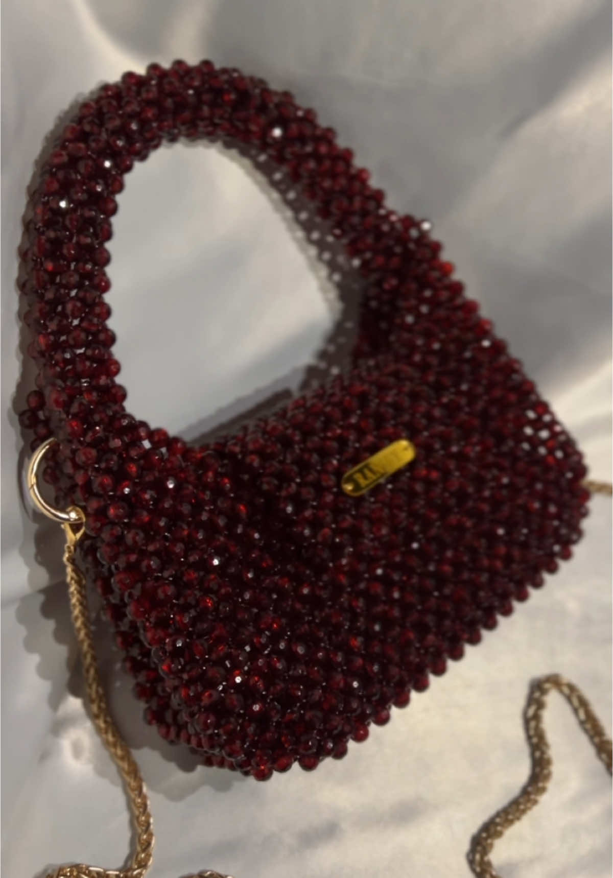 BURGUNDY / RED BAG ❤️‍🔥 . New catchy design  . Order yours now 💌 . #burgundybag #beadedbag #beadedbaghandmade #شنط_خرز #شنط_خرز_لولي🤍💎 #شنط_خرز_هاند_ميد💛👛👜 #شنط_كريستال #ranify #شنط_لولي 