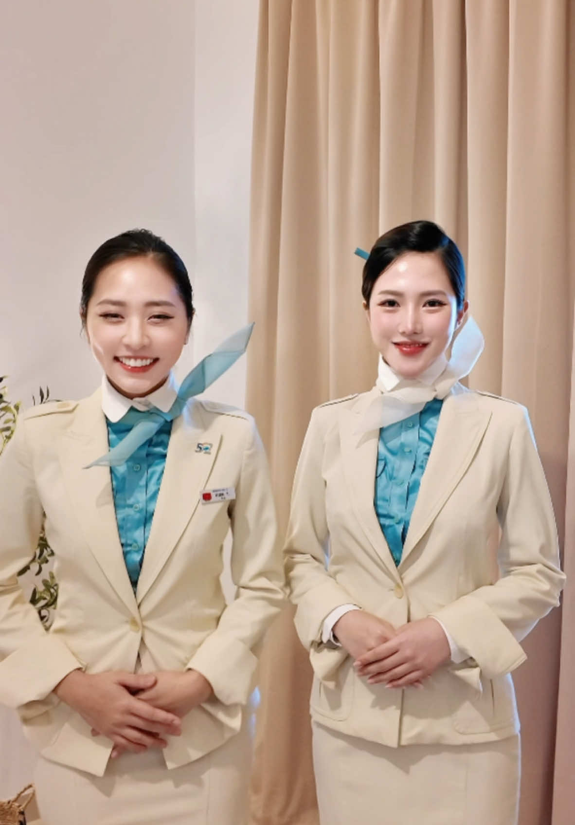 chiếc clip biến hình hẹn nhau quay từ 1 năm trước 😆  Appreciate that she brought me here 🫶💃 #KoreanAirCabincrew #EmiratesCabincrew #KoreanAir #EmiratesAirline #Crewlife #viral #emirates #cabincrew #flightattendant #uniform 