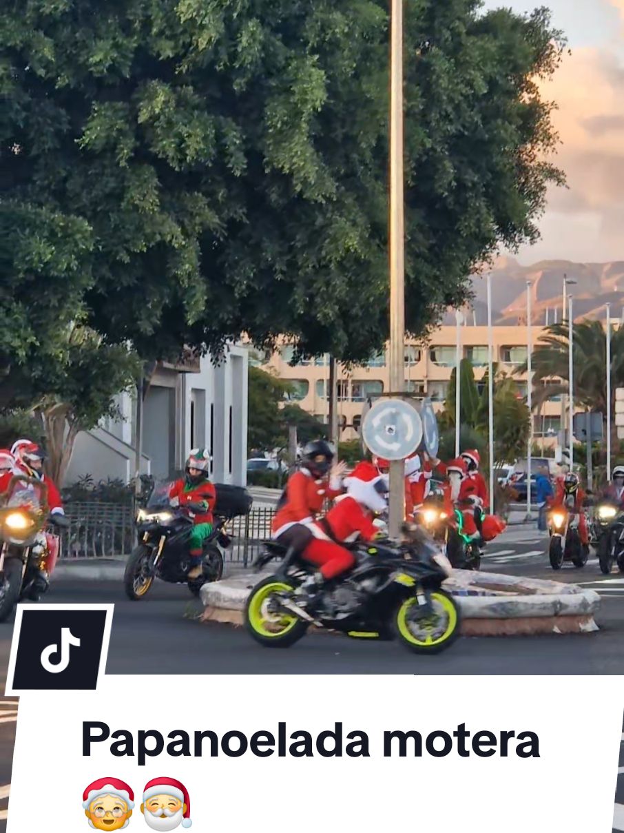 Nunca había visto tantos Papá Noel y Mamá Noel  juntos!! me encanta 🎅🤶🧑‍🎄 . . . . . #Navidad #cristmas🎄 #papanoel #mamanoel #papanoelada #españa #canarias #canary #canaryisland #gc #maspalomas #playadelingles #surgrancanaria #espiritunavideño #ilusion #foryou #fyp #espectaculo @playadelingles @Maspalomas Vibes 