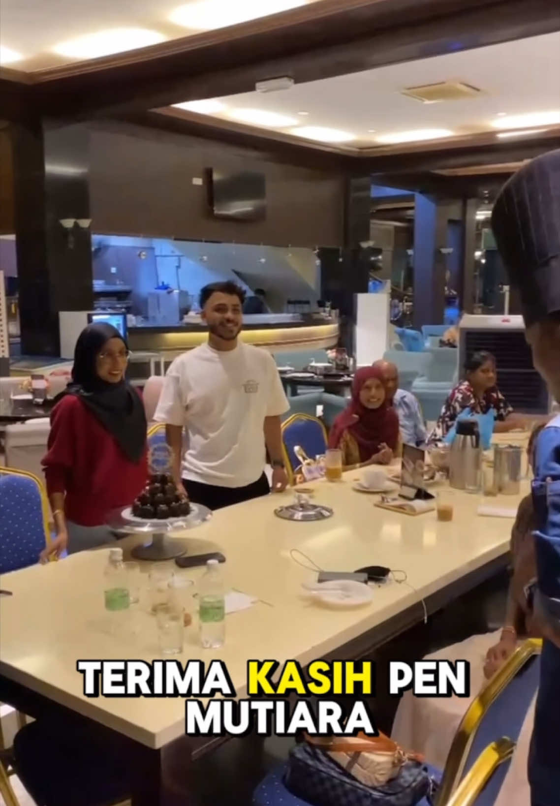 SAMBUT BIRTHDAY, KARI PEKAT PIAW 🤩 Bila orang Penang berbicara memang sempoi. Kalau kata dah kena dengan citarasa auto repeat berkali-kali. Memang sempoi customer Pen Mutiara, Happy Birthday kami ucapkan semoga dipermudahkan urusan perkahwinan buat Nur Syafina. MESTI MAHAL KAN ‼️‼️ Bukan mahal tapi FREE untuk tetamu yang jamu selera di Pen Mutiara, maklumkan awal pada crew dan kami akan turun ramai-ramai memeriahkan suasana.. Tunggu apa lagi, jomm ke Pen Mutiara.. Kami beroperasi 11AM-11PM (last order 10.30PM). Restoran dan Hotel Pen Mutiara  #penang #malaysia #agoda #expedia #airasia #karikepalaikan #penmutiara #penangfoodie #penangkini #Hotel #TourismMalaysia #TourismNorthernRegion #motacpenang 