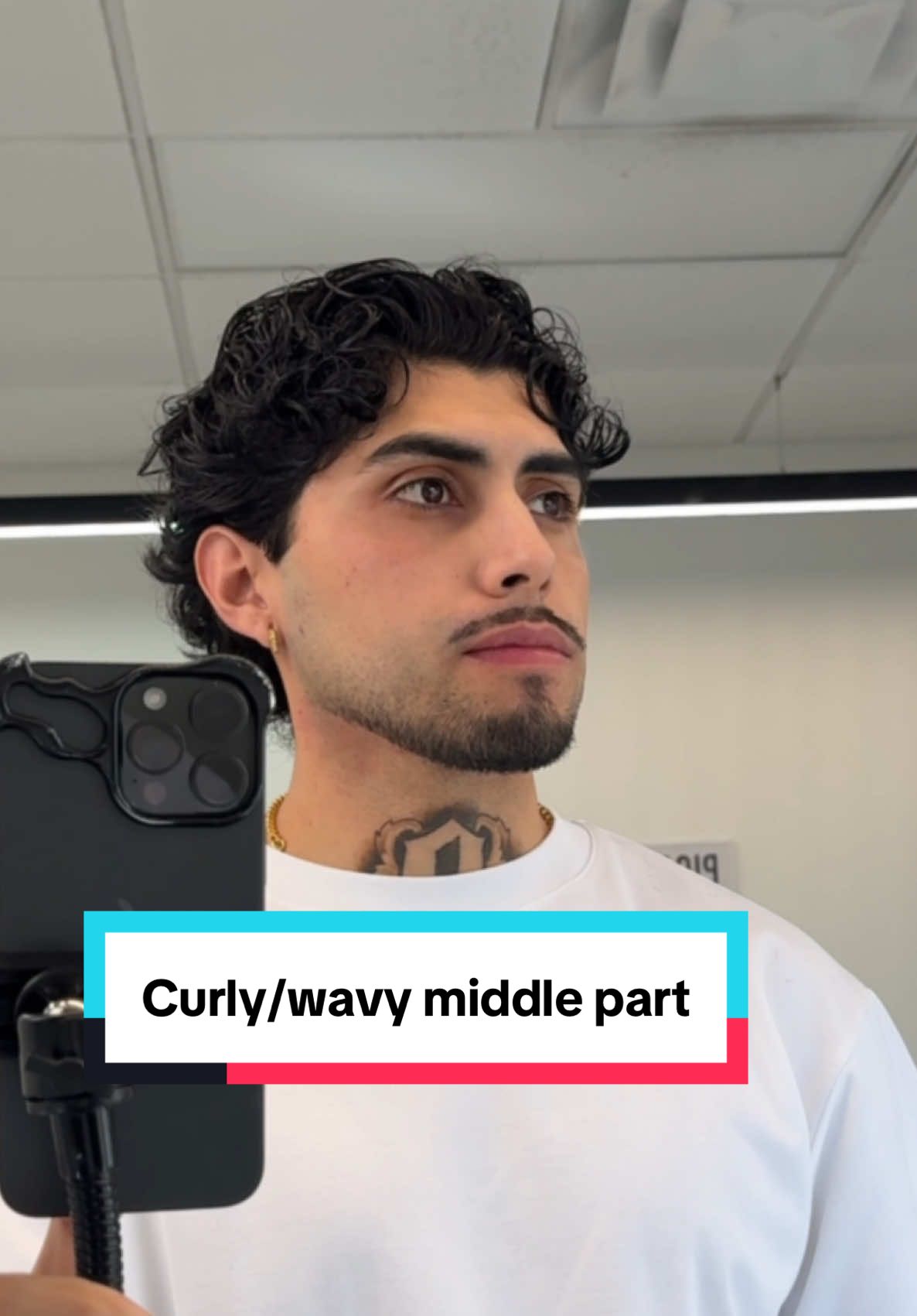 Curly and wavy middle part hairstyle for men tutorial 💸 also called a messy middle part #dallasbarber #fortworthbarber #texasbarber #hairtransformation #menshaircut 