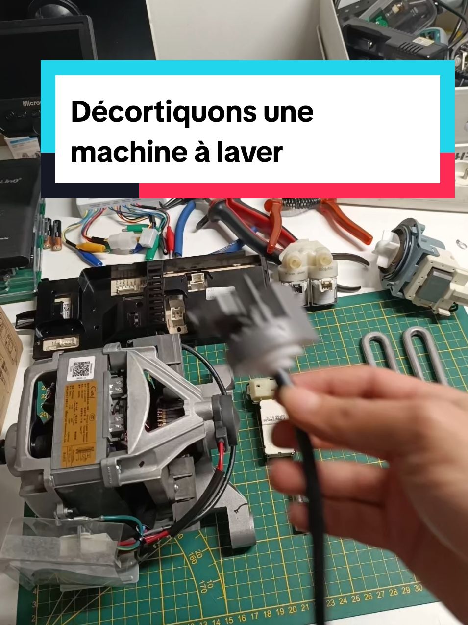 Réponse à @celi.kj  Décortiquons une machine à laver ! 🌀🔧 Tu t'es déjà demandé ce qui se cache sous le capot d'une machine à laver ? Aujourd'hui, on te fait découvrir toutes ses pièces essentielles : le moteur, le pressostat, la résistance, la sonde, le tachymètre, l'électrovanne, la pompe de vidange, et bien plus encore ! 💡 #DIY #vulgarisation #Tech 