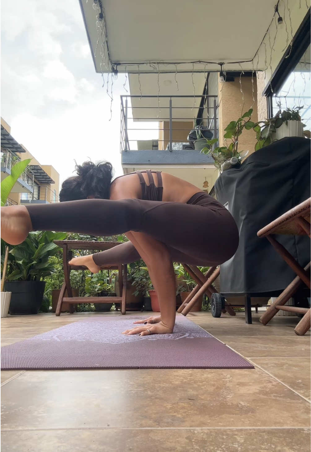 a transition i’m trying to smoothen out this week :)  #yogateacher #yoga #yogi #yogagirl #yogachallenge #flexibility #balance #fyp #foryou 