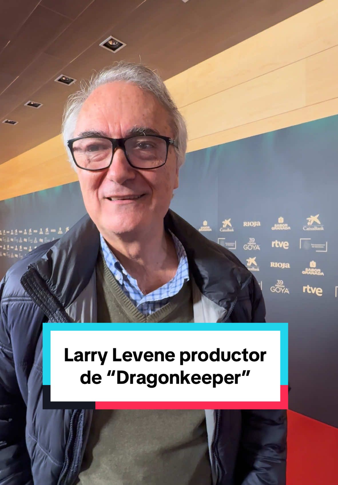 Larry Leven feliz con esas 3 nominaciones de “Dragonkeeper” en los Premios Goya #goya #premiosgoya #premios #premiosgoya2025 #goya2025 #pelicula #cine #peliculaespañola #cineespañol #drama #comedia #academiadecine #nominados #photocall #photo #dragonkeeper #guardianadedragones 