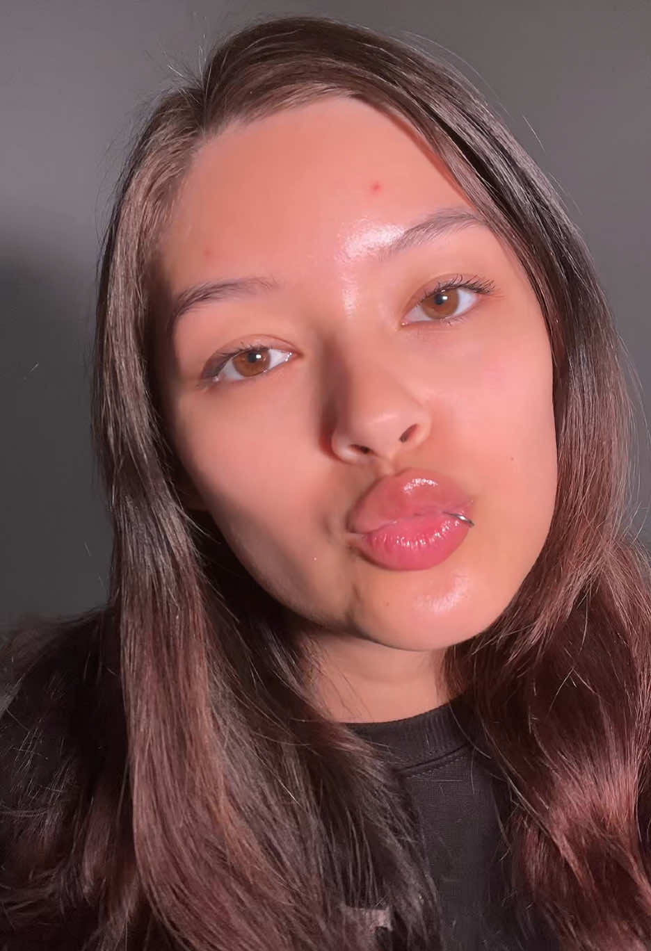 I cant express enough how much I love this lip mask yall …get you like 5 😂🥰✨🫶🏼 #makeuptutorials #naturalmakeup #makeupinspo #simplemakeup #makeupaddict #softglammakeup #lips #lipmask #sogood #Love #favorite #softglam #makeuptherapy #viralmakeup #trendingmakeup #flawlessmakeup #makeuptok #makeupproducts #fullglam #TrendTok #TrendTokApp