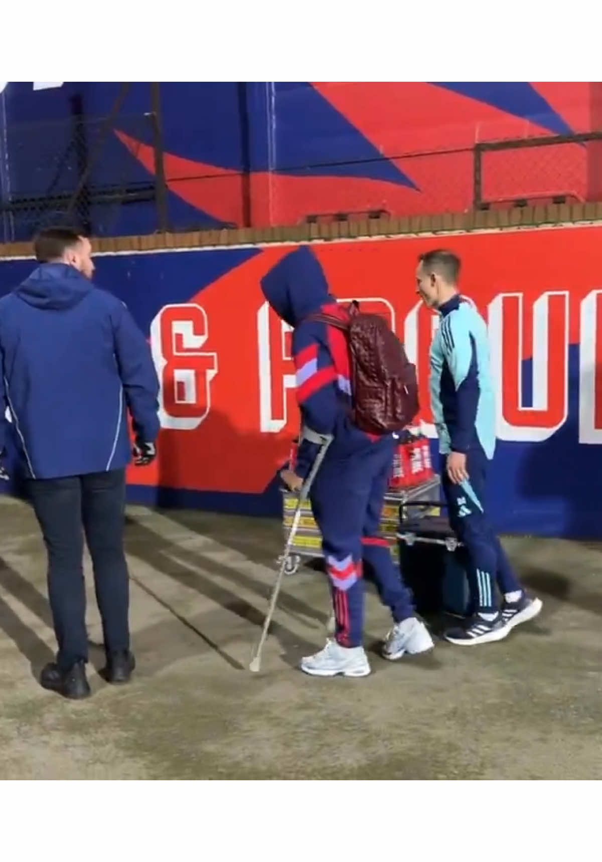 🚨BREAKING: Bukayo Saka leaving Selhurst Park on crutches after picking up a hamstring injury against Crystal Palace.