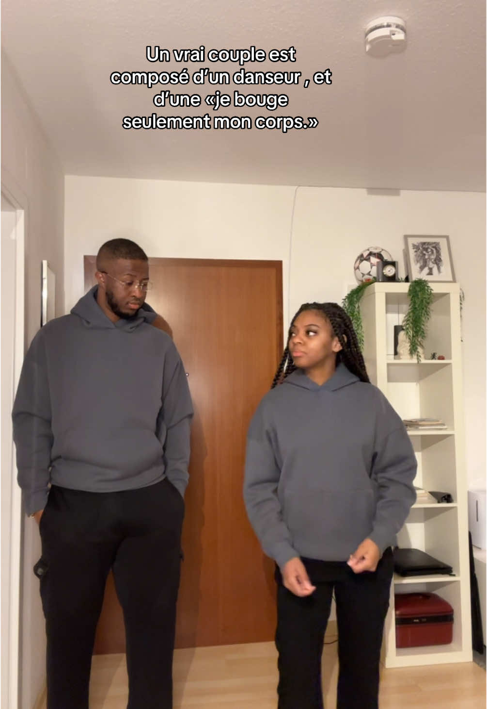 Mon homme a un mood là 😊😭Il y’a toujours une personne qui sait danser,et une autre qui ne sait pas. #bromance237🇨🇲❤️ #bromance237🇨🇲 #couplegoals #moments #couple #mood #trendingvideo #trendy 