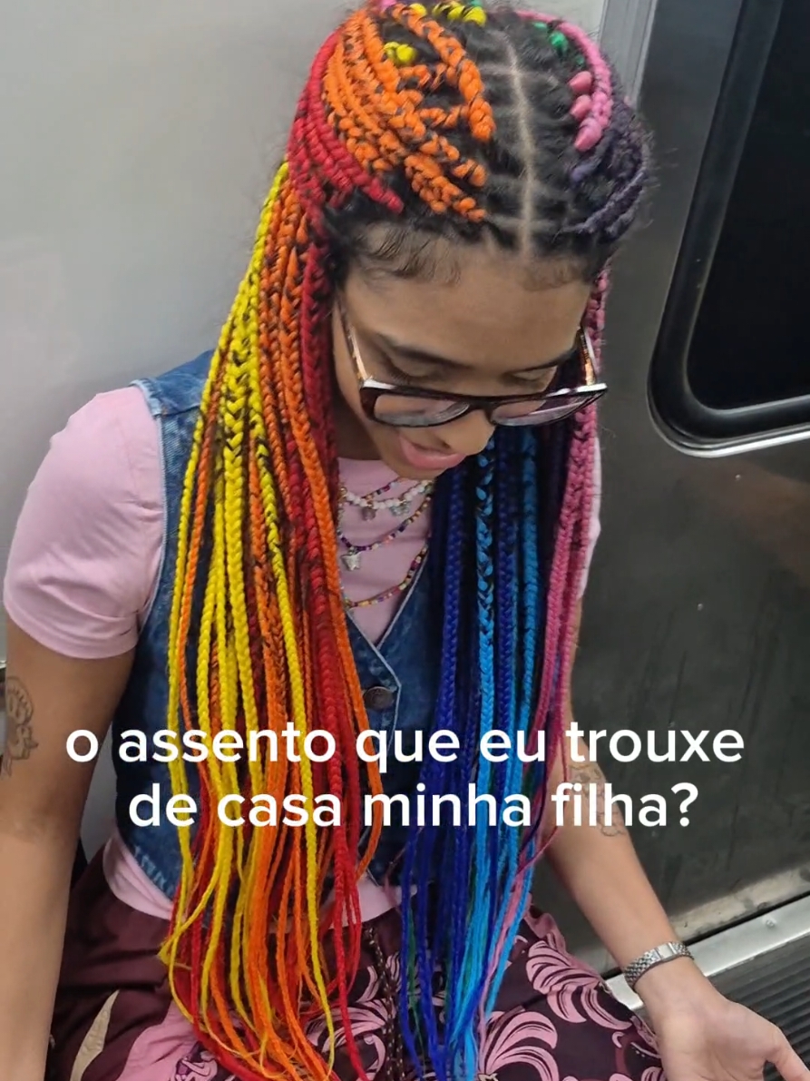 Eu já levo a minha cadeira e a mana ainda quer pegar de mim 💁🏽‍♀️  #metrô #cadeira #metrorio #riodejaneiro #rj #fyp #fy #comédia #humor 