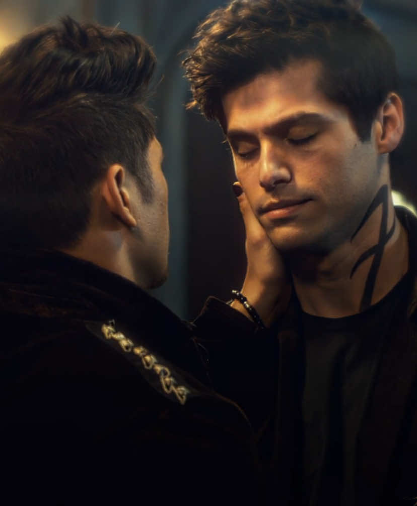 They both hueted sm || I hate making texts  #malec #malecedit #magusbane #aleclightwood #alexanderlightwood #shadowhunters #shadowhuntersedit #magnusbaneedit #aleclightwoodedit #SantJordi2024 #izzylightwood #claryfairchild #fyp #foryou #viral 