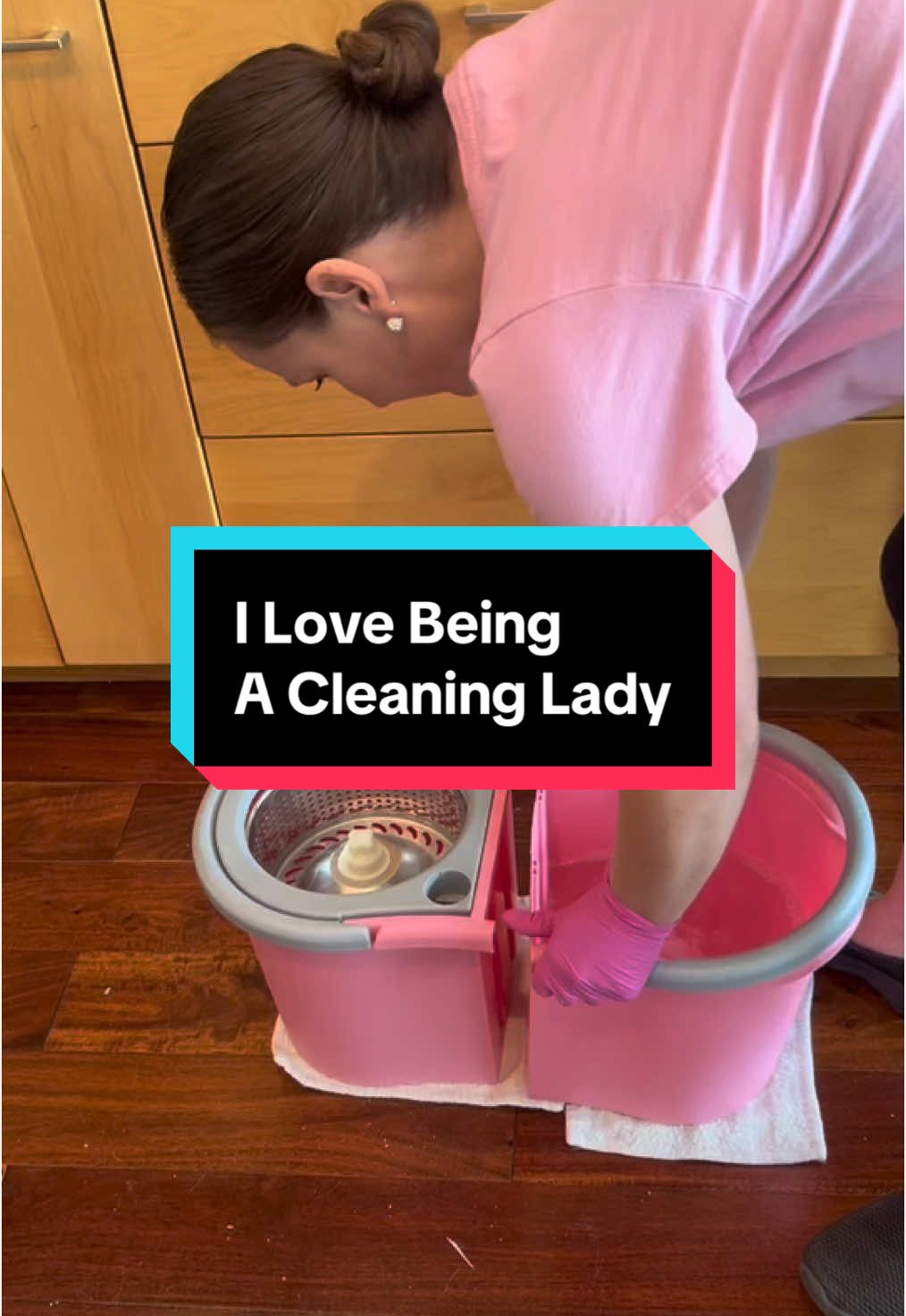 #creatorsearchinsights I lovr being a cleaning lady #cleaningtok #clean #cleaninglady #oddlysatisfying @Tovar's Easy Cleaning 