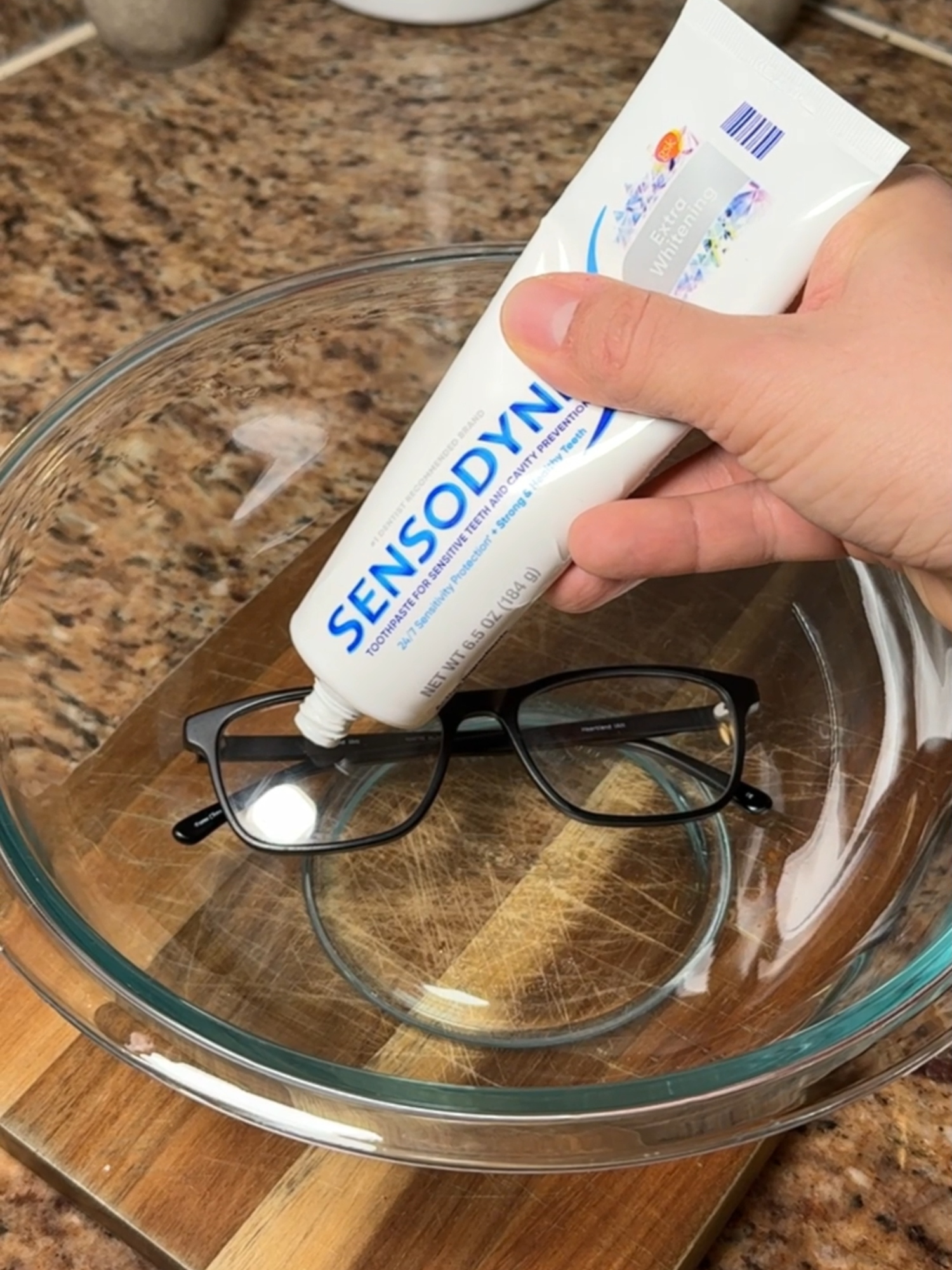 Just put toothpaste on your glasses, and you’ll thank me later! #glasses #lifehacks #homehacks