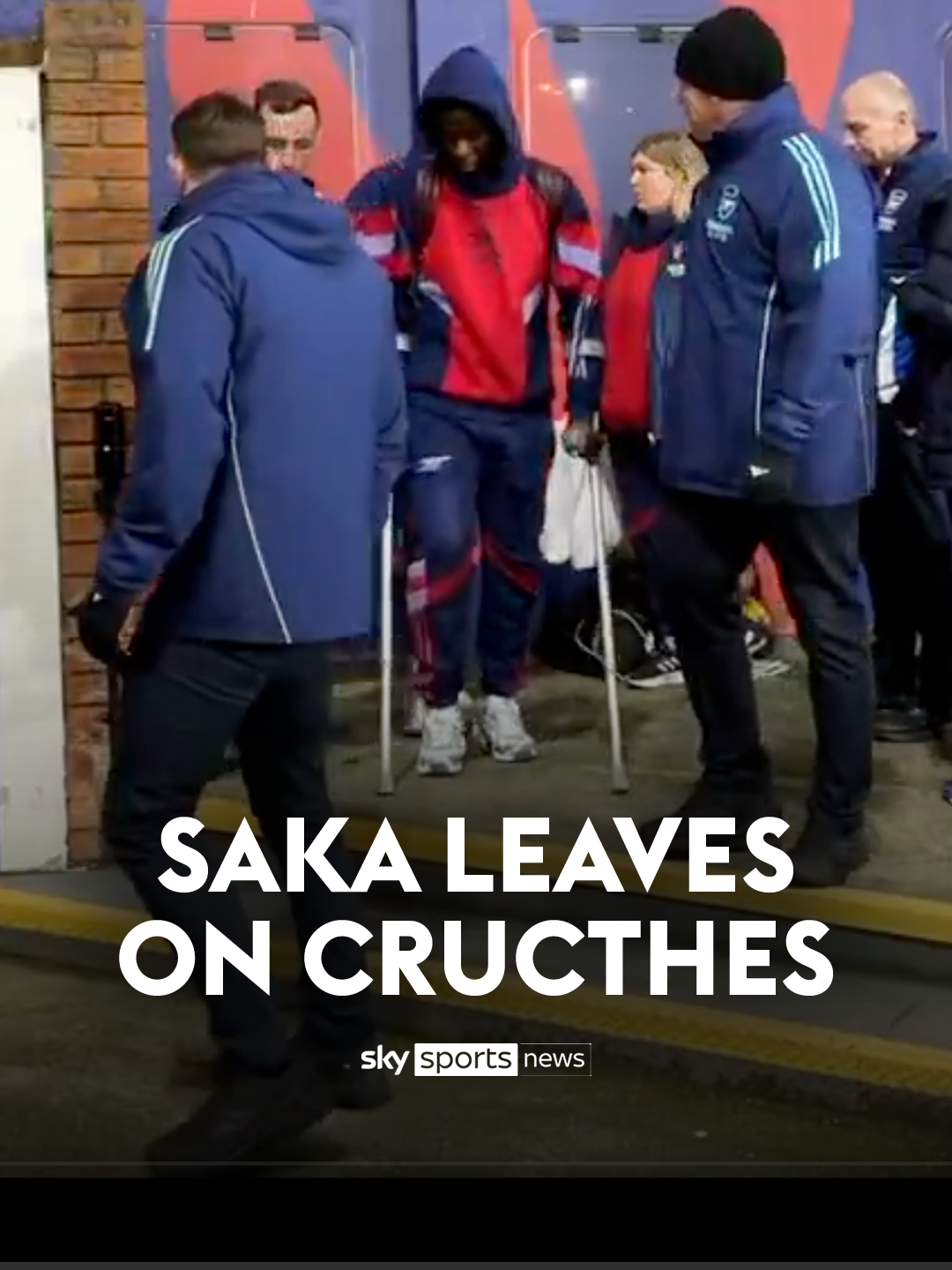 Bukayo Saka leaving the Crystal Palace game on crutches 🚨 Credit: @/j_castelobranco #PremierLeague #arsenal #footballtiktok #bukayosaka