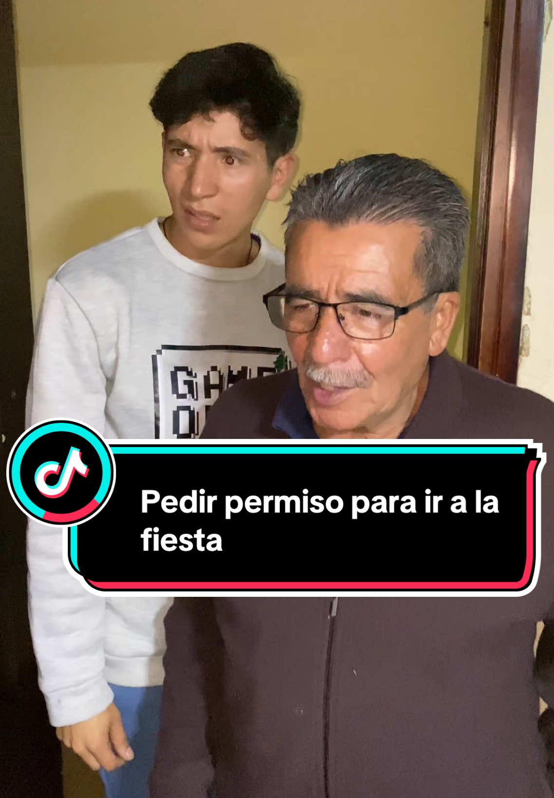 El abuelo le enseña cómo pedir permiso, a él nunca le han dicho que no 👀👀👀. Los amo viejitos hermosos 💙👴👦👵💙