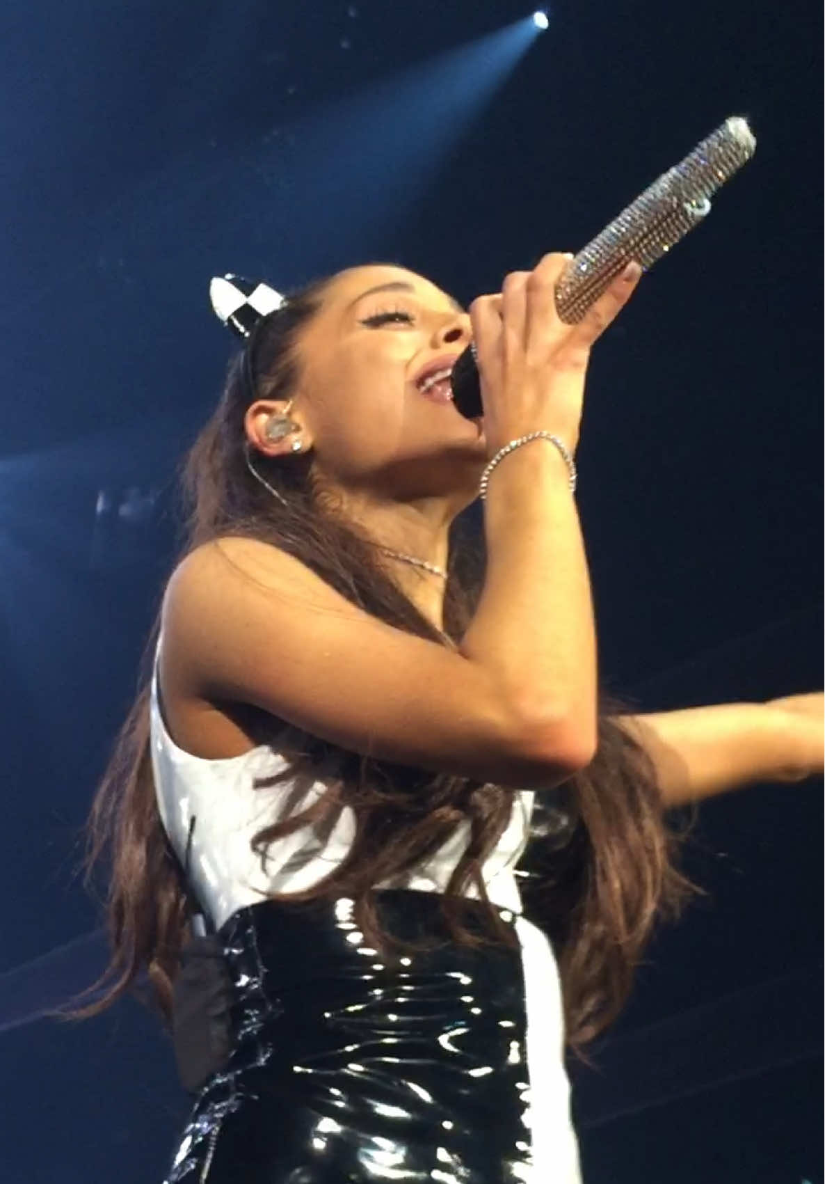 i heard we’re posting old tour videos?? 🥹❤️ i chose this over a quince and i have no regrets #arianagrande #honeymoontour #arianagrande2015 #problem #arianagrandelive @arianagrande 