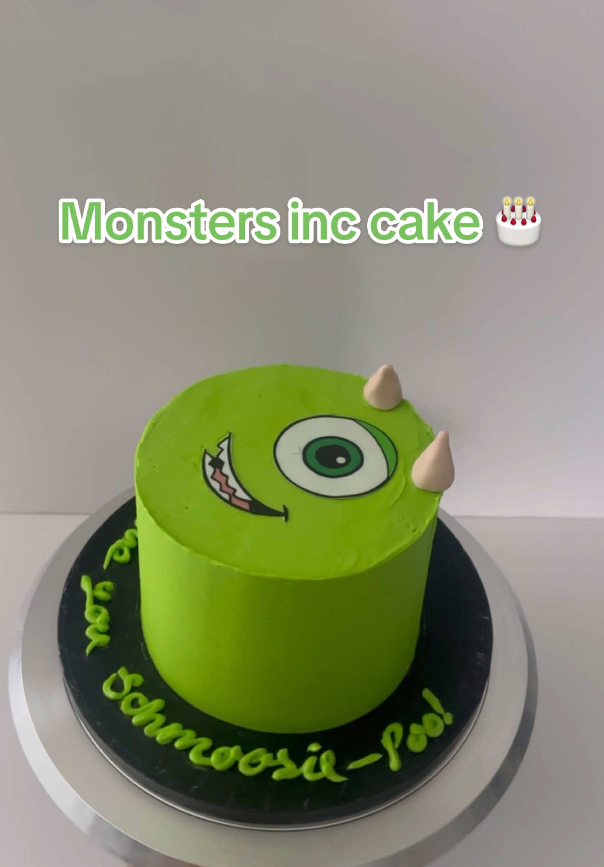 Cakes with no piping are the hardest for me😭 #bakersoftiktok #cakedecorating #cakedecoratingvideos #londonbaker #caketok #themedcake 