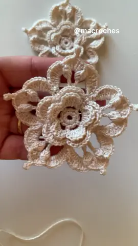 🧶#Repost @macroches  —— Veja como tecer esta Flor Completa no  Canal macroches no YouTube 🧶🧶🧶🌸🌸🌸 #crocheirlandes #irishcrochet #flowers #flordecroche #crochetando #artesanatocriativo