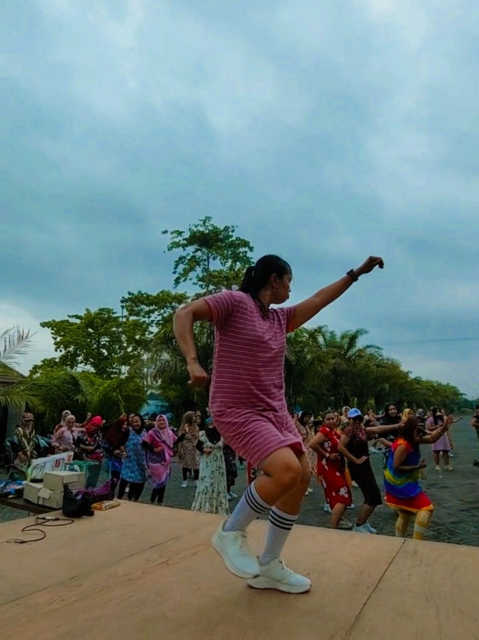 Senam Kreasi Salahmu sendiri yang lagi viral ini aduh kalau kalian lihat pasti pingin ikutan juga ayo ayo viral in nih senam salahmu sendiri ini